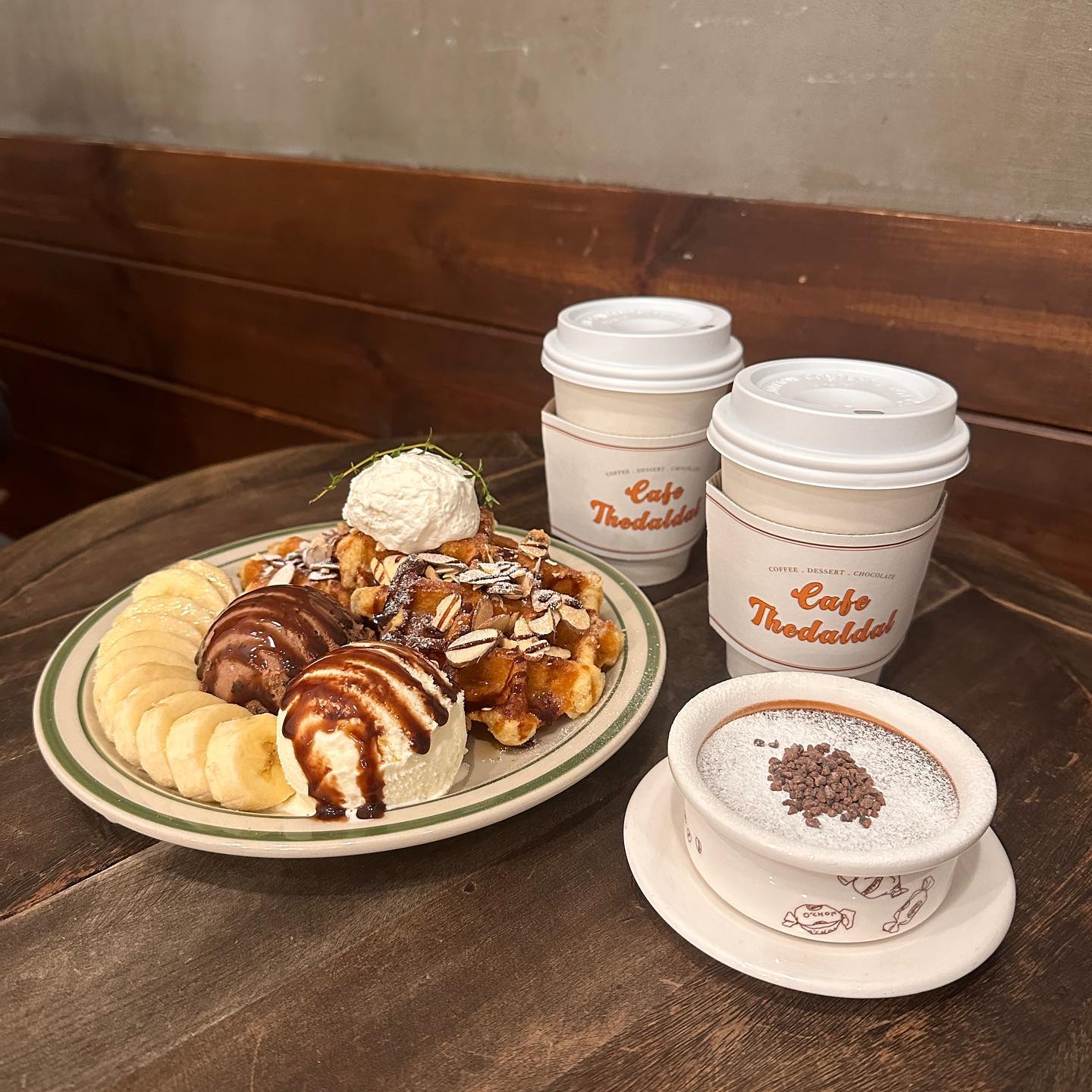 여기 초콜렛 완전 맛있고 빼빼로는 완전 초코로 만든 초코바 완전 고급지고 마시따🍫