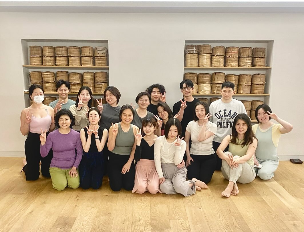 3월의 두 번째 이야기🌿

이번 차요가에서 진행하는 ‘하타 기본 집중’특강은
평소 저의 심화 수업을 지속적으로 꾸준히 경험하며
깊이와 즐거움을 어울러 수련하고 싶으신 분들을 위해
기초부터 심화까지 모두가 아울러 나아가는 
특별한 클래스입니다:)

단순한 일회성이 아닌 매주 토요일 함께할 이번 특강!
3월 2일 우리가 요가로 만나 같이 소통하고 경험하며 
몸의 움직으로 마음의 눈빛으로 나누었던
이 자리의 첫 번째 막이 내렸습니다
10대부터 5-60대 다양한 연령층이 이곳에 한데 모여 호흡을 공유하고 
120분 요가 수련 ‘골반 기반에 대한 이해와 교정’
이라는 주제로 몸을 움직여보는 시간을 가져보았습니다
기초 동작을 더 섬세하게 고난이도 동작을 즐겁게 도전해 보았던
이번 시간이 여러분들께도 의미있는 시간이 되셨기를 바랍니다🙏🏻
 
정말 많은 분들의 사랑으로 4주 모두가 마감되어 
남은 3주도 아주 특별한 시간을 가져보려 합니다
 
이 자리를 빛내주신 모든 분들께 감사 인사드리며,
시간 상 함께 사진 찍지 못한 분들도 다음번엔 함께 기록해요♥️