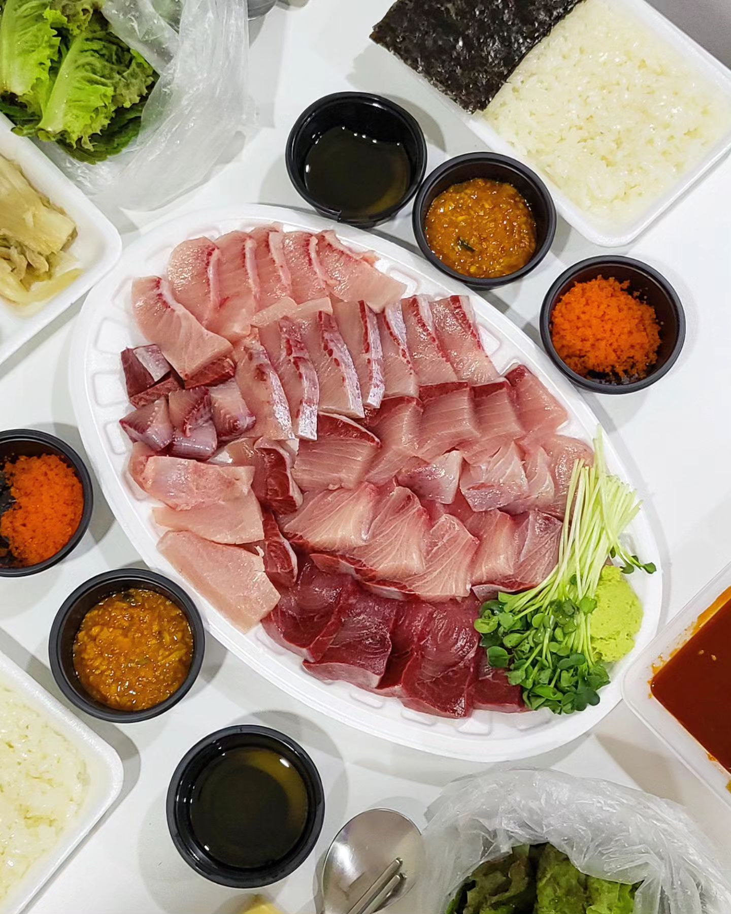 바야흐로 #대방어의계절 이 돌아왔다🥰

요즘 추워진 날씨에 살이 통통 올랐을 대방어 생각에 잠을 못이뤘는데요🥺

드디어 올해 첫 대방어를 먹었어요! 
결과는 대성공!

건대쪽에 맛있는 횟집이 많이 없는데 드디어 하나 찾았습니다🩵

바로 #백일도 라는 횟집이에요!
가게 안에서도 먹을 수 있지만 웨이팅이 너무넘 길어서ㅠㅠ 포장해서 먹었습니다!
심지어 포장도 1시간 기다림...!!
팁은 미리 전화주고 가면 안기다리고 받을 수 있어요ㅎㅎㅎ

사진은 대방어 중(50000)인데요!
일단 양이 진짜 혜자🥲🩷
거기다 2인분이라고 모든 스끼다시+장을 2개씩 주셨어요ㅠㅠ 감동 덕분에 아주 넉넉하게 잘 먹었습니다💛💜

특히 초밥용 밥을 주시는데 거기에 와사비+방어 초밥 해먹으면 걍 죽음🥇
2등은 김+방어+날치알+와사비 조합🥈

세트메뉴도 많아서 다양하게 드시고 싶은 분들께 추천 합니다!

🐽 #건대 #백일도
🐽 서울 광진구 능동로47길 37 중곡제일시장 10호, 140호

#건대대방어 #건대대방어횟집 #광진구맛집 #광진구대방어 #대방어 #대방어맛집 #대방어횟집