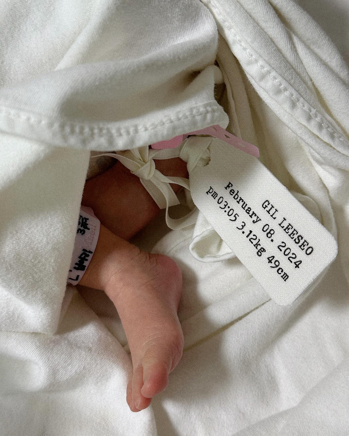 2024.02.08 , PM03:05 , 3.12kg , 49cm
까꿍이에서 이서로, 우리 딸 출생신고 완료 -! 👼🏻
수개월동안 너무나 보고싶었던 이 작은 생명체가 내 눈 앞에 있다는게 행복해 아직도 볼 때마다 울컥한다. 이서야, 엄마아빠 품에 건강하게 와줘서 너무 고마워. 조금은 부족하고 서투룬 엄마아빠일지라도 최선을 다해 사랑 가득 줄게 -! 우리 세 가족 앞으로 행복하자 사랑해 🤍
