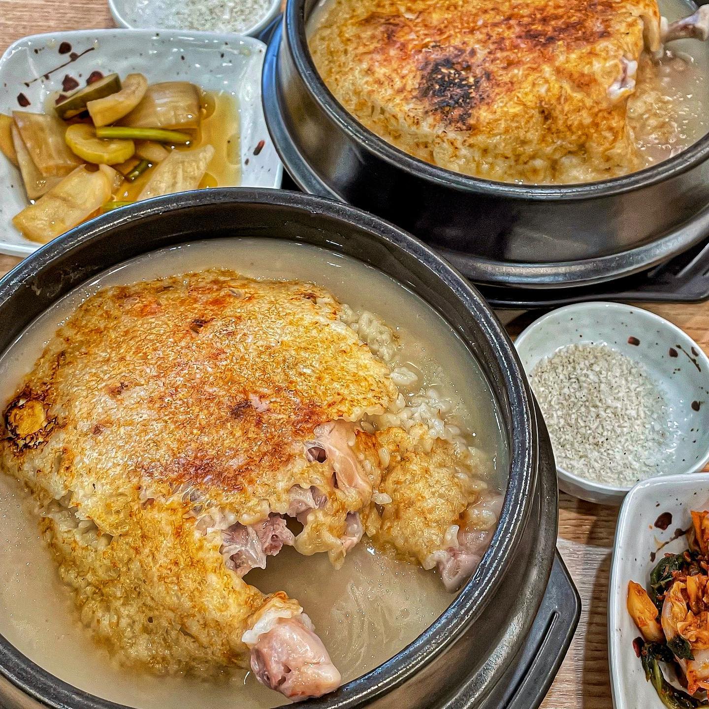 #한민본가 

추울땐 뜨끈한 국물이 최고 🫶 
괴정동 시장통에 있는 한민본가 누룽지삼계탕에 다녀왔어요 :)

저희가 주문한 메뉴는 
누룽지 삼계탕 ₩15,000

누룽지 삼계탕인데 1인용 솥에 끓여져 나와서 먹기도 너무 좋더라구요! 

15-20분 정도 기다리니 삼계탕이 나왔는데 누룽지 이불 덮은 삼계탕 모습이 이쁘쥬 ❤️ 
누룽지를 백숙 국물에 푸-욱 적셔놓으면 쫄깃쫄깃한 누룽지 완성!

솥에 푹 고아 닭가슴살도 촉촉야들 :) 
닭다리살은 말모말모 🤤 

반찬은 셀프바에서 따로 덜어 먹을 수 있어서 좋았고, 가족들이나 어머니들 모임으로도 많이 오시더라구요! 

날이 추워서 몸보신이 필요할땐 한민본가로 gogo 〰️

▪️대전 서구 가장로 77 1층 한민본가 누룽지삼계탕
▪️주차가능