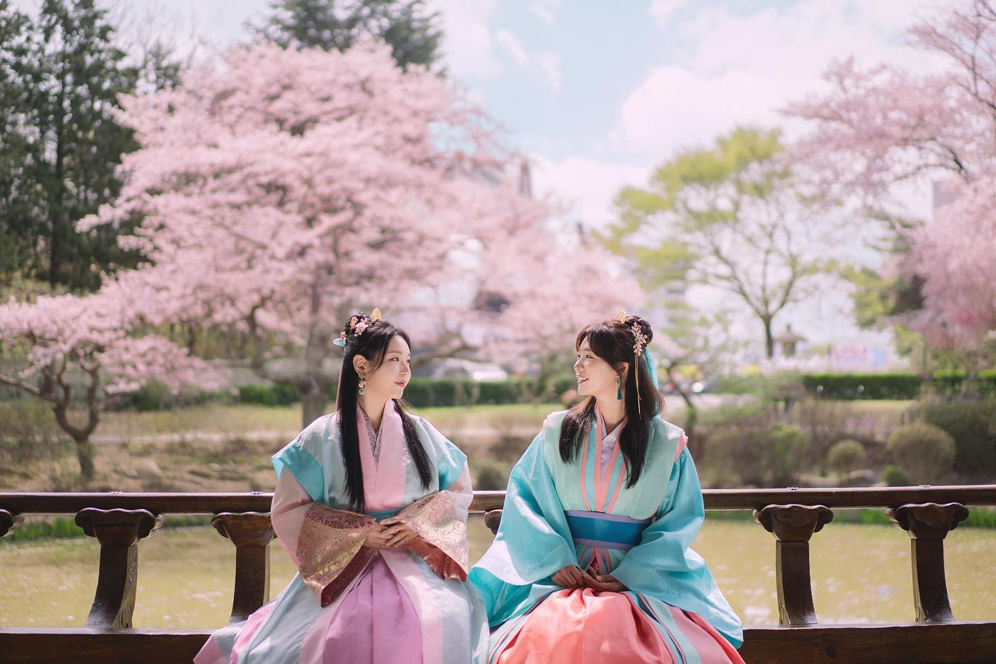 경주 신라한복 스냅🌸

26-28일 진행하는데 왠지 벚꽃이 안필거같죠…?
작년에 저렇게 아름답게 피었었는데 흑흑ㅠㅠㅠㅠ 
그래도 벚꽃이 아쉽지않게 목련 소식도 있고 
이어지는 겹벚꽃이나 양귀비도 있어서 안심이에요🙏🏻
미리 잡아둔 숙소에서 같이 놀아주신다는 분도계셔서 
넘 설렌답니다⸝⸝ ᷇࿀ ᷆⸝⸝ 🫶🏻🫶🏻🫶🏻