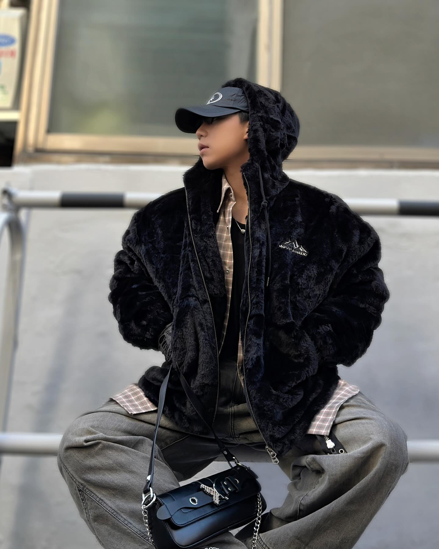 따뜻한 밍크로 가자고🖤
.
.
alvinclo_official 
vastyle.official 

📌앨빈클로 마운티널스 밍크 퍼 후드집업

포근하고 부드러운 밍크에
감각적인 자수 디자인을 더한
마운티널스 밍크 퍼 후드 자켓입니다☺️
완전 부드러운 촉감에
포근하고 따뜻함까지🖤
어깨라인을 자연스럽게 드롭시켜
남녀공용으로 입기 좋은 오버핏 사이즈로 
커플룩으로 힙하고 따뜻하게 보낼 수 있겠네요☺️
현재 바스타일에서 저렴한 가성비로 구매 가능하답니다 ◡̈