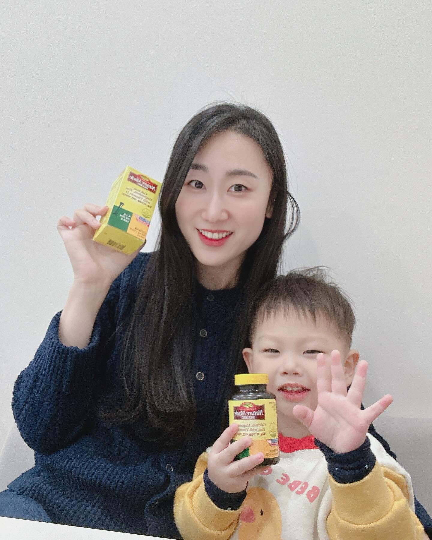 .
#협찬

칼슘, 마그네슘, 아연, 비타민D를 한번에
리얼후기 믿고먹는 네이처메이드💙

육아와 일 바쁜 일상 속 간편하게 하루 1번으로 뼈건강에 도움이 되는 성분이 조합된 네이처 메이드 칼마디💗

뼈건강은 남녀노소 불문하고 꼭 필요해서 짝꿍과 함께 하루 한번 칼마디로 건강 챙기고 있어요😉

비타민D는 식품과 햇빛을 통해 합성 될 수 있으나 야외활동이 부족한 현대생활에서는 부족이 생길 수 있어 영양제는 꼭 챙겨먹는게 좋아요😘

네이처 메이드는 내셔널 건강 기능 식품 브랜드로 영양 성분 설계 뿐 아니라 제조까지 100% 미국에서 진행되는 영양제 입니다❣️

💟 골다공증 발생 위험 감소에 도움을 주는 영양소 구성
💟 체내 흡수에 좋은 비타민 D3
💟 먹기 편한 미니사이즈

크기가 큰 알약은 먹기가 힘든데 물 한모금으로 넘기는 미니사이즈라 누구나 부담없이 먹을 수 있어요 특유의 약냄새 ❌

✔️ 골밀도가 급격히 낮아지는 갱년기 이후 여성
✔️ 다이어트로 칼슘 섭취가 줄어드는 분
✔️ 뼈 형성이 진행되는 성장기 청소년
✔️ 신경과 근육 기능 유지가 필요하신 분

1일 1회 3정, 식사 중간 또는 식사 후 충분한 물과 함께 섭취하세요😍

공식 온라인몰 ’네이처메이드‘
공식몰 구매시 전국 무료배송 + 첫 구매 10% 할인 + 적립금 혜택까지
무료배송에 할인, 적립금까지 쌓이는 공식몰 이용을 추천드립니다👍🏻

#협찬 #네이처메이드 #칼마디 #칼슘 #칼슘비타민D #칼슘마그네슘추천