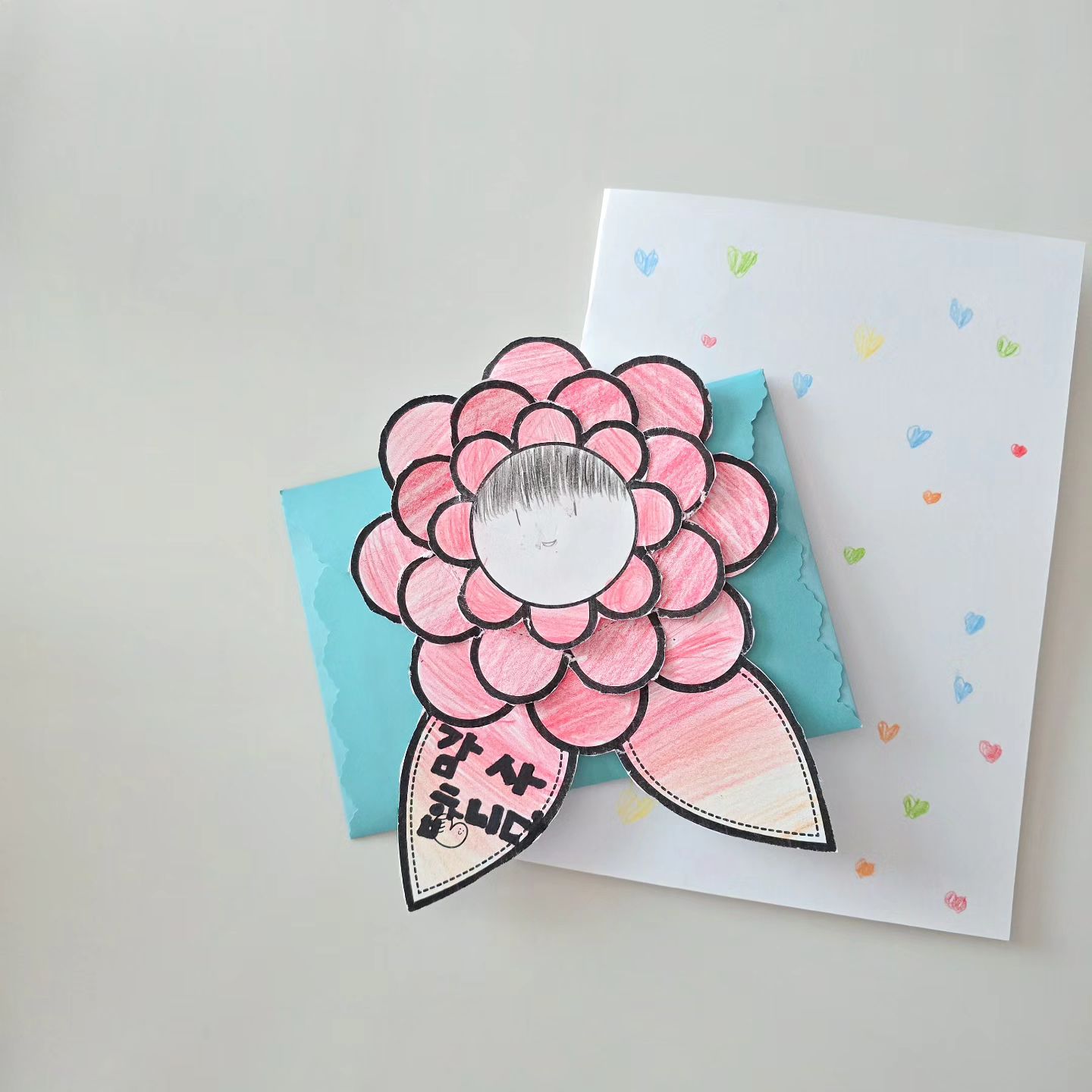 :)

어제 6교시에 선생님이 쓰라고해서 썼다며..
그으래.. 고오맙다🖤

요새 부쩍 짜증이 늘어서 서로 힘든 시기를 보내고 있는데
편지내용만큼은 잘 지켜주길✨️

하루가 점점 성장해가는 과정이니
엄마도 같이 노력할게!

#어버이날
#손편지#사춘기는무서워
#빨리지나가라#초5아들