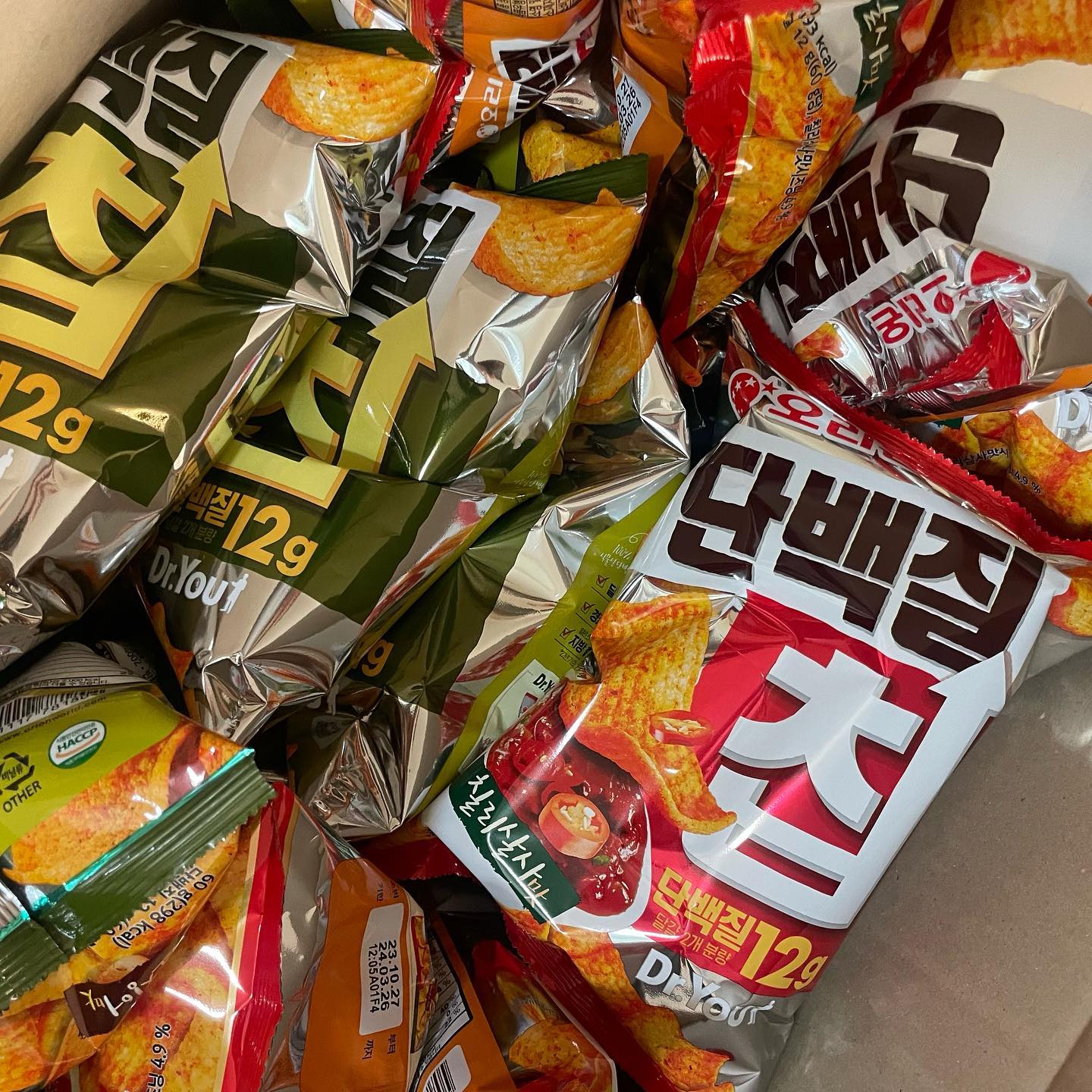 #협찬 orion_world #닥터유단백질칩 #단백질12g
다이어트 전문 브랜드 단백질 칩을 먹다가 닥터유 단백질 칩을 구매했어요. 맛이 완전 다르네요!! 완전 맛있어요! 죄책감 없이 과자를 먹어 너무 좋네요!!
#다이어트 #신상과자 #맞팔 #과자스타그램 #단백질칩 #08L #신상품나왔을땐 #길티프리스낵 #아기자기 #닥터유간식  #오리온과자