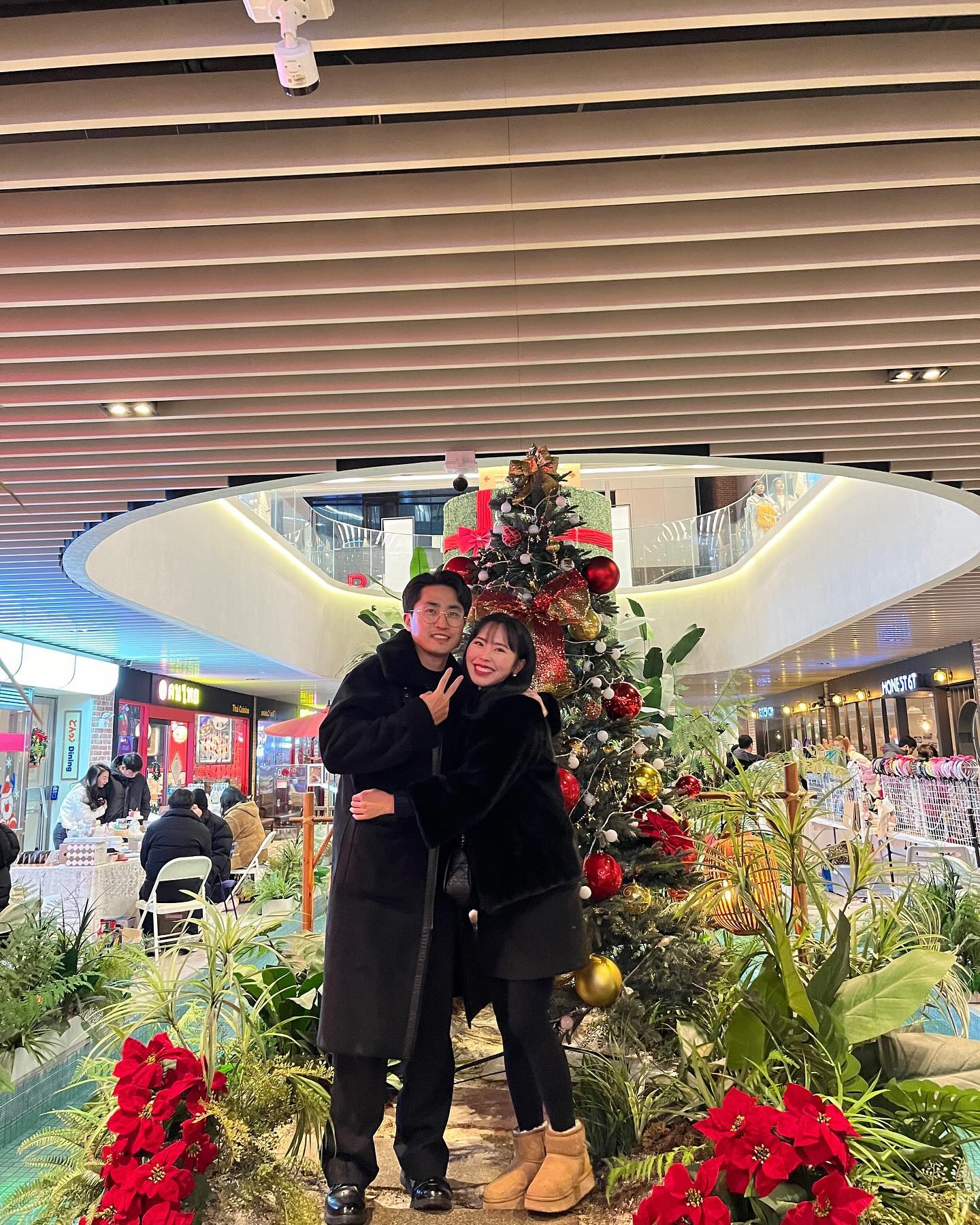 클쓰마스이브날 자유부부는 행복해요🥹🎄 
집나올땐 서아 걱정됐는데 막상 나오니 너무 행복했다.....👶🏻
사랑해 서아야🐥♥️