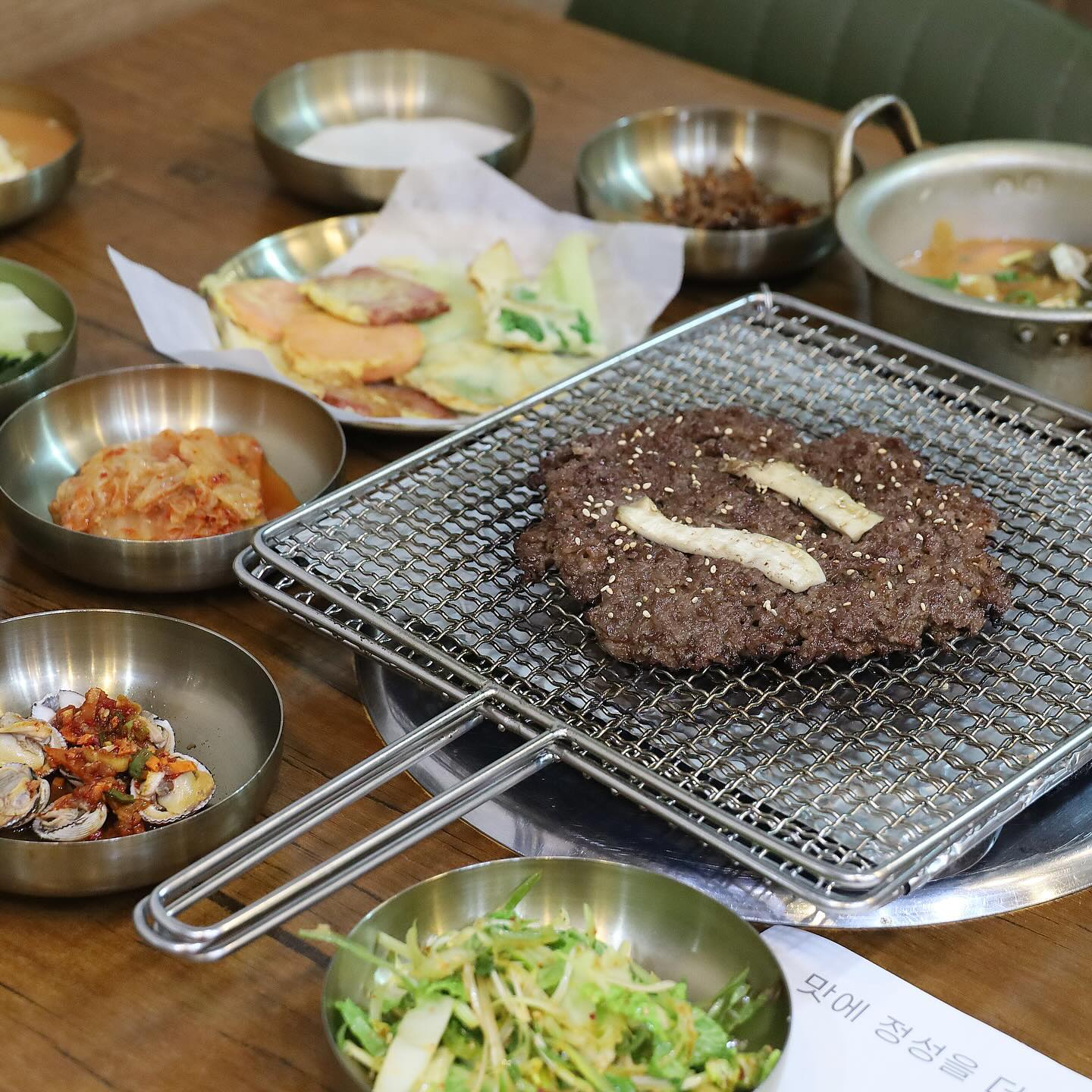 😚😚
먹을 때마다 맛있어서 행복해지는 #언양불고기
단짠단짠 양념된 불고기를 석쇠에 끼워
숯불에 구워내는 찐맛 고기라서
남녀노소 안 좋아하는 사람이 없따잉 😌
#울산맛집 #언양불고기맛집 #삼거리불고기
3way_bulgogi 
.
특히 삼거리불고기는 고기 퀄리티도 좋고
맛있어서 TV 방송 출연도 몇 번이나 했고
반찬이 느무느무 알차게 잘 나와 🫢
먹으러 갈 때마다 가격 대비 엄청 만족하는 곳!
.
불고기 그냥 먹어도 맛있고
쌈 싸먹고 밥이랑 같이 먹고 된장이랑도 같이 먹음
다 맛있어 🤤🤤
.
거기다 #삼거리정육점 동시에 운영하고 있는데
#한우선물세트 #명절한우선물 #고기케이크 
주문도 받고 있으니 참고참고
선물용 고기로 이만한 곳이 없다규 🤤🤤
.
#울산울주군맛집 #울산언양불고기 #울산고기집
#울주군고기집 #서울산맛집 #언양맛집 #언양고기집
#언양한우 #울산한우맛집 #울산소고기맛집 #울산울주군고기집
#울산고기케이크 #울산한우선물세트 #울산한우
#울산언양맛집 #울산언양고기집 #울산언양한우
#맛집 #먹방 #고기집 #한우맛집 #먹스타그램