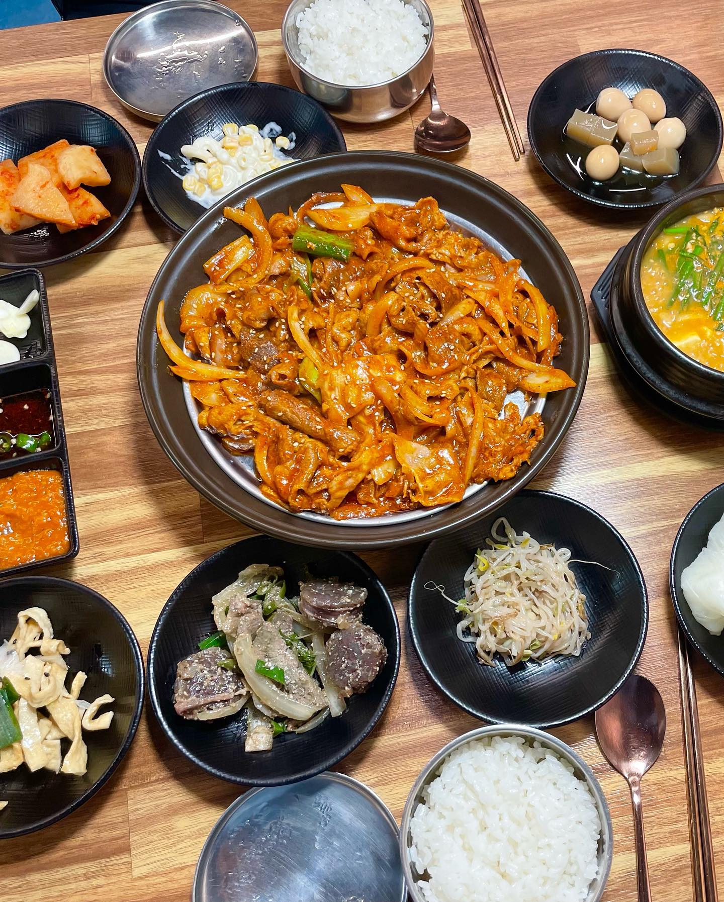 #협찬 #울산달동밥집 #또바기쌈밥
한 상 푸짐한 한식을 먹고 싶다면 가기 좋은 또바기쌈밥 🥬
양도 푸짐하고 맛있어서 오빠랑 둘이서 배터지게 먹고 아직도 소화 안되는 중 😛 오랜만에 건강한 한식으로 배불리 먹고와서 대만족 ˃̵͈̑ᴗ˂̵͈̑ 
.
.
📝 또바기쌈밥 
▫️울산 남구 왕생로 71 1층
▫️제육볶음 쌈밥, 순살고등어
 #울산달동밥집 #울산달동맛집 #울산가족식사 #울산한식 #울산쌈밥 #울산맛집