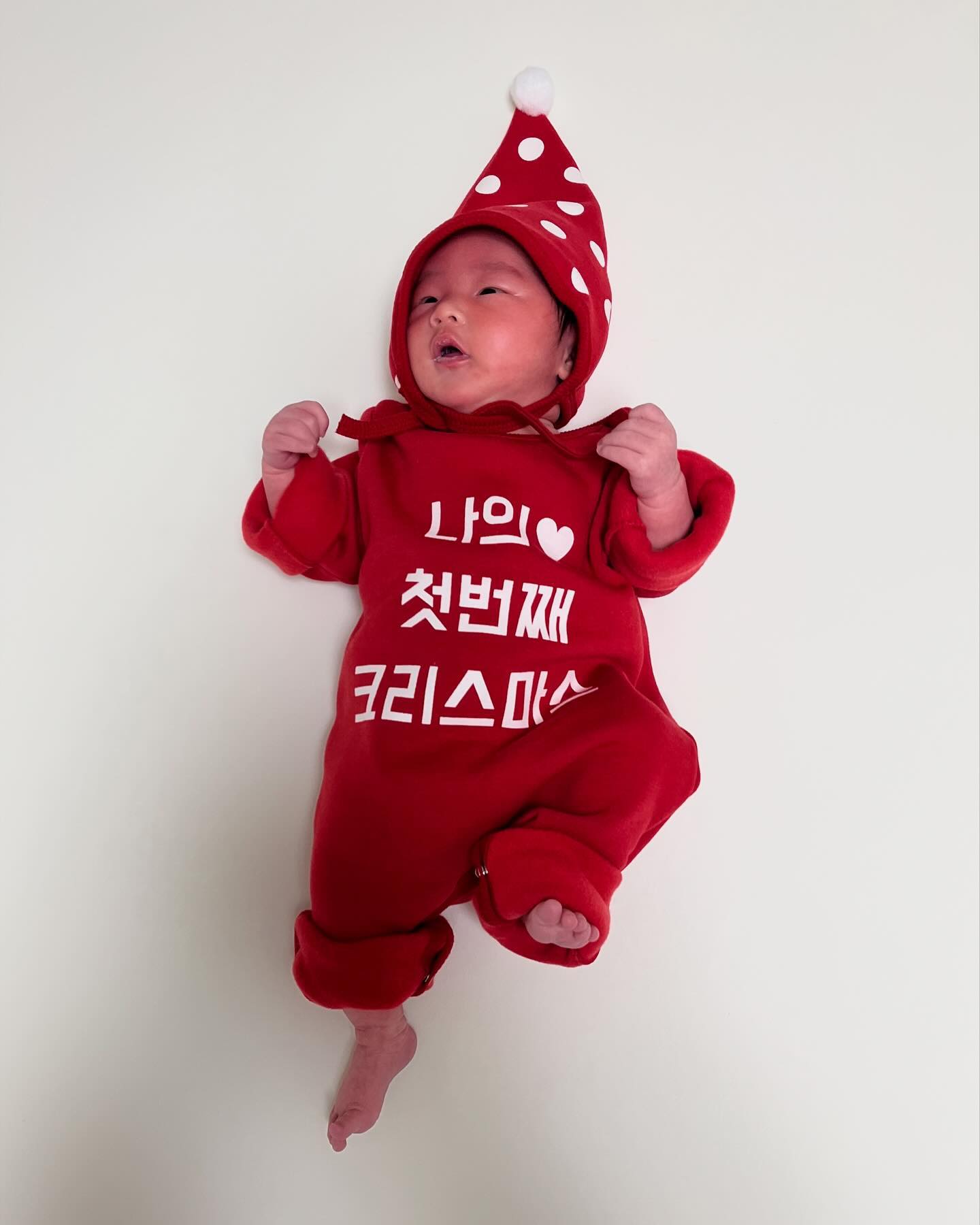 🔖울 애기 인생20일차👶🏻
하리의 첫번째 클쓰마쓰❤️🎅🏻🎄✨
🍠우리집 불타는 고구마🍠
원래 신생아..이렇게 얼굴 터질거처럼 용쓰나요..👀
모자도 크고 옷도 크고🙄 못생김이 점점 더 심해지네..?😁