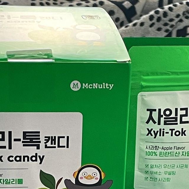 유나나✨ on Instagram: "#광고 귀여운 펭수가 모델인 맥널티 자일리 톡 캔디🍬
합성향료, 색소, 사과 산 열처리 유산균 3무첨가는 물론
100% 핀란드산 자일리톨을 사용하여 당류(설탕)이
전! 혀! 들어가지 않은 천연향료로 만들었다 해요😀
그만큼 치아건강을 신경 써서 만든 맥널티 자일리 톡!
사과향, 딸기향 두 가지 맛으로 남녀노소 좋아할 맛에
작은 조각들처럼 생겨서 누구나 가볍게 즐기기 좋고 
달지 않아 단거 싫어하시는 분들도 걱정 없이 먹을수 
있어요! 자기 전에 먹어도 부담없다는 장점 또한 
완벽 그 잡채👍 뻔한 캔디 재료나 맛이 아닌 특별한 “맥널티”로 구강관리까지 챙기며 즐겨봐요😉 
@mcnulty_official 

#자일리톡 #자일리톨 #제로슈가 #치아건강 #구강관리 #충치예방 #건강 #유산균 #무색소 #무설탕 #천연향료 #펭수 #딸기 #사과 #맥널티 #데일리템"