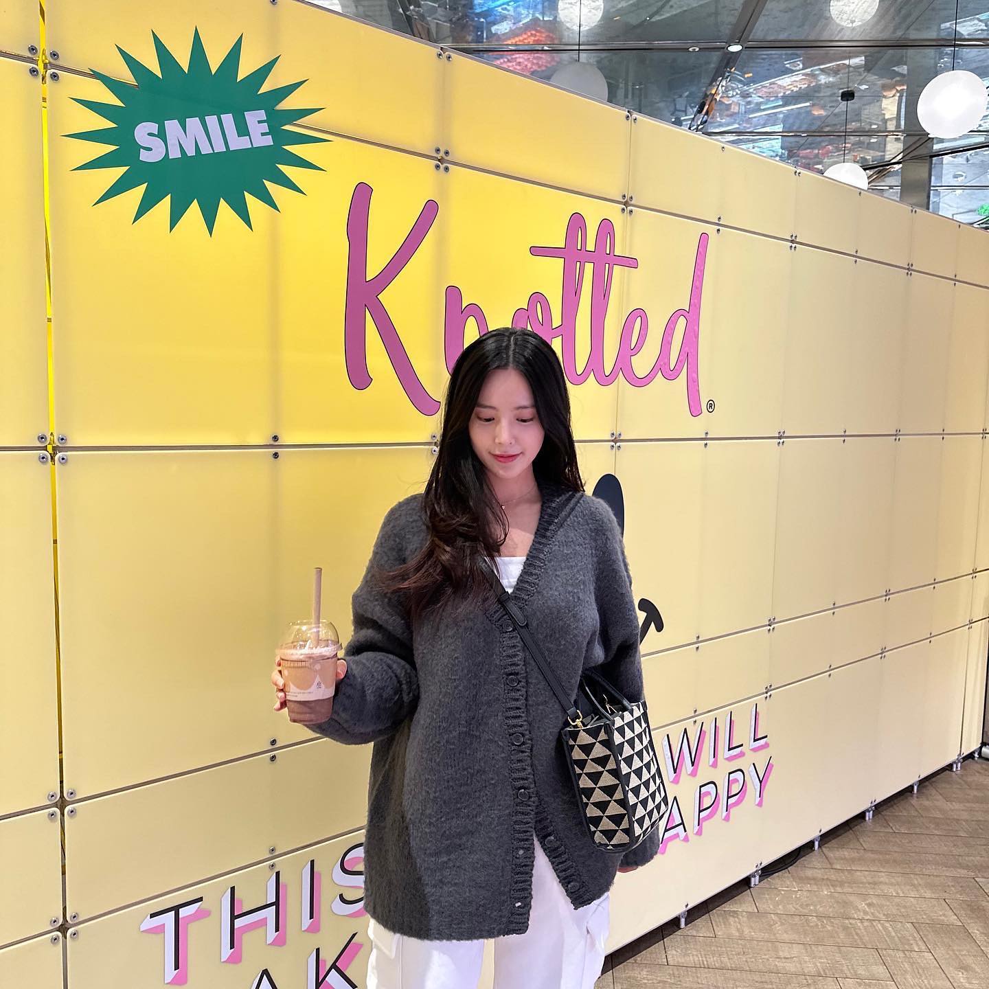 초코 쳐돌이로써 폴바셋가면 발로나 초콜릿 프라페 드세요. 
🍫🍫🍫🍫🍫 초코력 5점 드립니다.
이 날 두잔 마셨거덩요😎