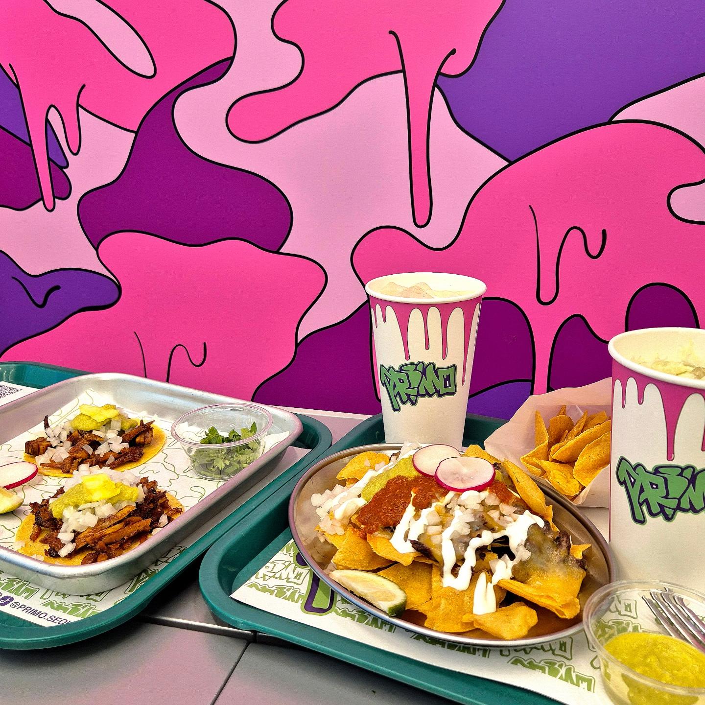 🌮[프리모_신사]🌮
🍏가로수길_LA 감성의 스트릿타코 맛집✨️
🍏위치:서울 강남구 논현로153길 59 1층
🍏메뉴
*Chips & Salsa 나쵸칩스&살사 (3,000)
*커플세트(24,000)✨️
*프리모 라임에이드(6,000)
*오르차타(5,500)✨️

총평:★★★★★
(외국인들에게 현지맛으로 입소문이 난 맛집🌮)

[이용 시간]
12:00 ~21:00 >영업시간
(매주 월요일 휴무)
🛵포장가능
🐶반려동물동반가능

🍏스탠딩으로 타코샵이 꾸며져 있어서 가볍게 들러서 먹기 좋은 힙한 분위기 매장!

🍏돌아가는 그릴에 돼지고기를 직접 구워 만드는 "트롬포🍖"가 있고, 옥수수 반죽 또띠아부터 살사소스까지
🌮매일 아침부터 직접 만드는 타코집🌮

🍏한강공원에 놀러갈 때 포장해가기 딱임!

 #협찬 #신사동타코 #가로수길타코 #가로수길핫플 #신사동데이트 #디너의여왕 #신사동맛집 #신사핫플 #가로수길맛집 #신사역맛집 #프리모 #프리모신사