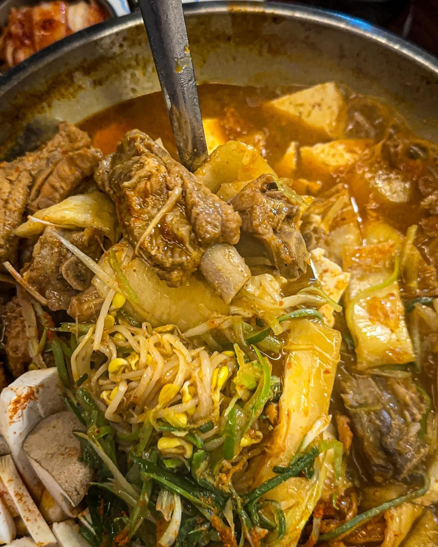 #협찬

이 비쥬얼이 등갈비찜이라니… 이미 알만한 사람은 아 안다는 등갈비 맛집!!
로제랑 묵은지 둘중 하나도 절대 못 잃어 ㅠㅠㅠㅠ 
양쪽에 하나씩 들고 열심히 먹다 왔숩니다.. 다욧해야되는데 %^^..
이영자님도 왔다간걸 보니 찐맛집이라서 못 참은게 맞네요

맵기 조절도 가능해서 매운걸 원하시는 분들은 소스를 더 부탁해보셔요
사리도 다양하게 추가 가능해서 기호에 따라 즐길수 있더라구요
저는 갠적으로 당면 사랑하는 편 🤭

등갈비찜 하나 시킬때마다 메밀전도 딸려나오는데 이것도 크기가 오마어마해요
등갈비찜 자체도 푸짐한데 거기다가 완전 혜자스러운 기본 메뉴 덕에 배가 안 부를수 없음당
계란찜도 완전 탱글탱글해서 꿀맛이에요

[[청춘등판]]
📍주소 : 서울 광진구 동일로22길 34 1층 청춘등판
📍영업시간 : 매일 12-23 (라스트오더 21시반)
📍전화번호 : 0507-1392-7706
📍포장, 배달, 단체 이용 가능, 무선 인터넷, 주차

이 글은 리뷰노트를 통하여 본 업체에서 서비스를 제공받아 작성된 글입니다

#건대입구맛집 #건대입구역맛집 #리뷰노트 #청춘등판 #등갈비달인 #등갈비묵은지찜 #등갈비맛집 #건대맛집 #건대밥집 #건대술집 #건대데이트 #건대입구역 #건대핫플 #등갈비 #고기맛집 #건대핫플레이스 #먹스타그램🍴 #먹방요정 #먹방투어