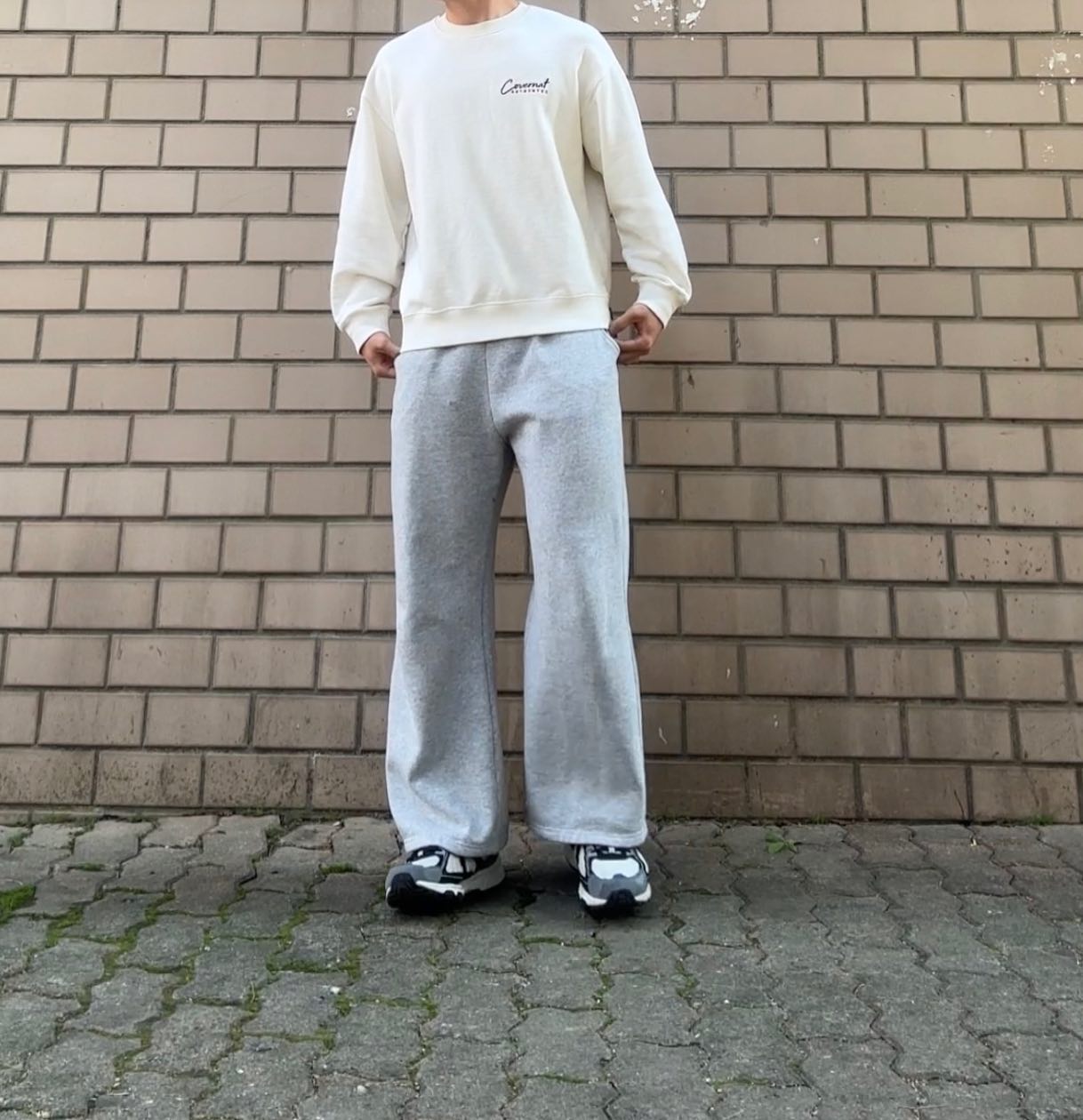 요즘 날씨가 변덕쟁이네여🤪
오늘은 커버낫 맨투맨에 편안한
스웻팬츠를 입어봤습니당~~😃
•
•
•
•
•
•
#데일리룩 #봄코디 #학생코디 #패션 
#커버낫 #맨투맨 #스웻팬츠 #오오티디