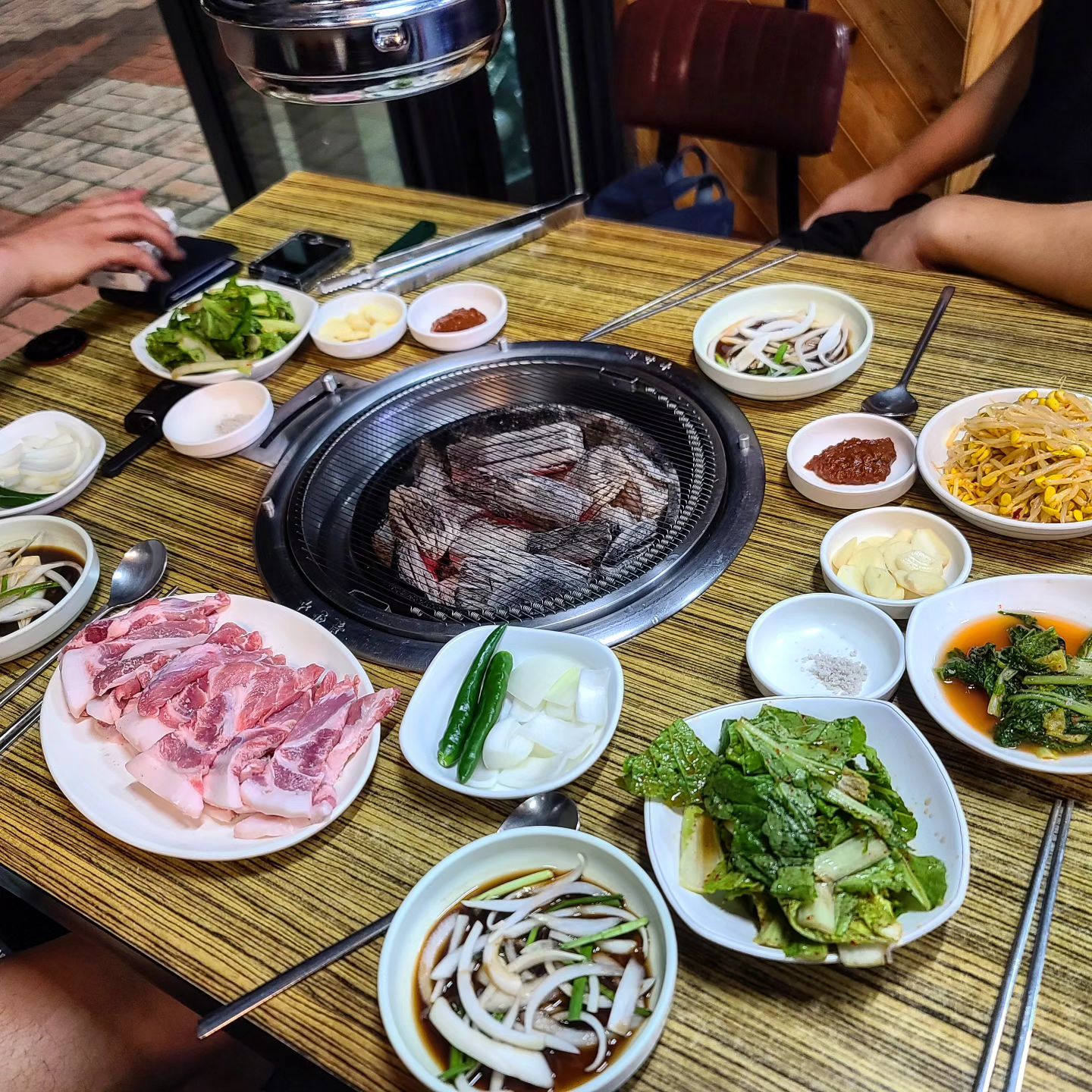 #뒷고기맛집#달서구맛집

오랜만에 동네에서 고기한점😊
뒷고기라고해서 퀄리티가 
낮을줄 알았는데
꼬들꼬들하게 맛이 너무 좋았다

숯이 좋아서 화력유지도 잘되었고
맛있게 고기가 구워졌다 .

고기가 너무 맛있어서 강추👍👍

#안동뒷고기본점
❣️대구 달서구 미리샘길 80
⏰️16:00~24:00
🚗가게앞 주차가능