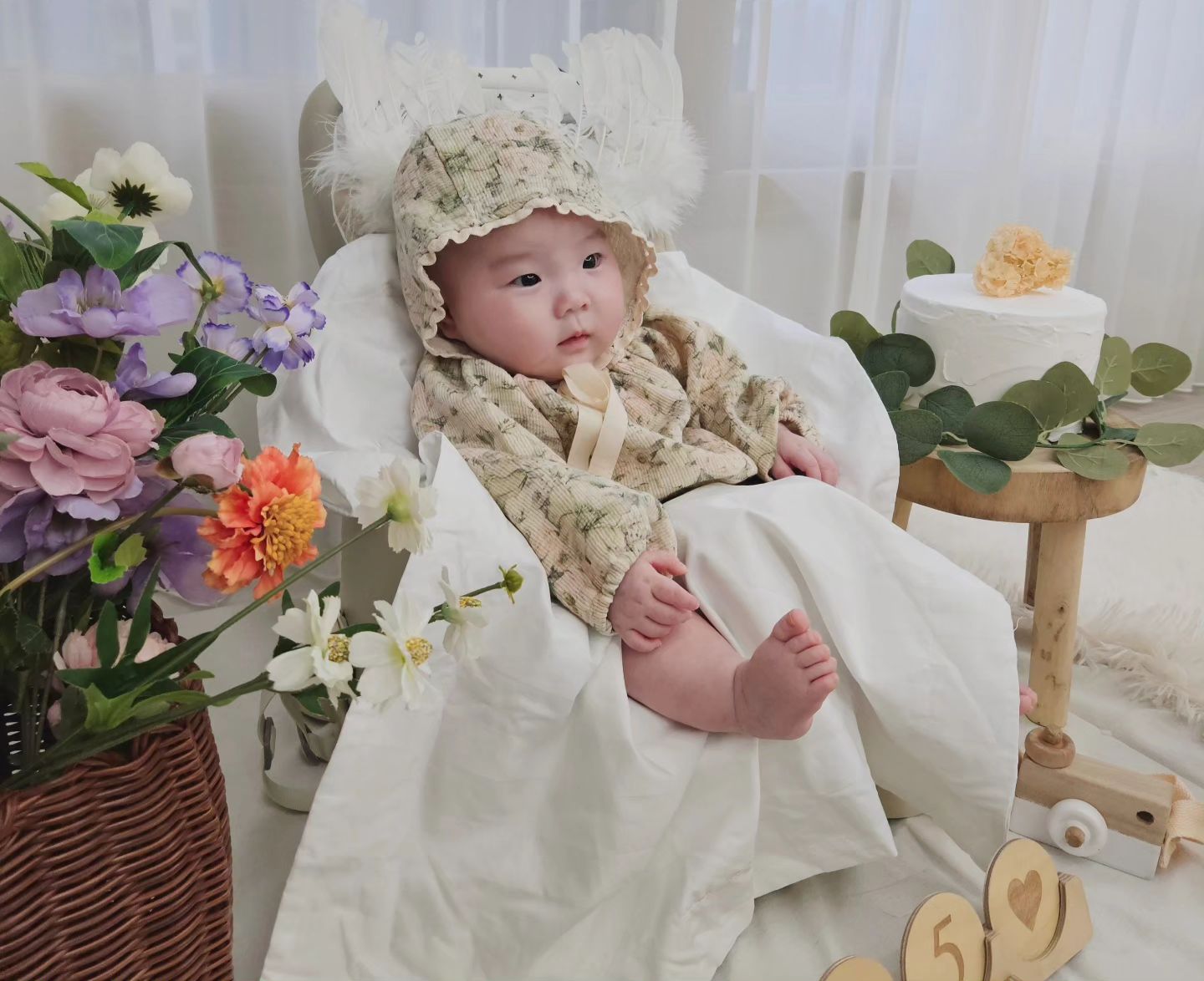 145일에 찍은 사진이에요🩷
by.littlepeony 이벤트 당첨되어 나은이 사진을 찍었어요🥰

딱 필요한 소품만있어 꾸미기 편하고 정리하기도 좋았어요😆

특정한 날이 아니여도 이렇게 컨셉잡고 찍으니 색다르네요.

by.littlepeony 50일컨셉도 진짜 짱예니 아가 사진 예쁘게 찍어주고픈 분들은 인스타 구경gogo해보셔요!!

#리틀피오니 #셀프촬영 #50일셀프촬영 #100일촬영 #200일셀프촬영 #협찬