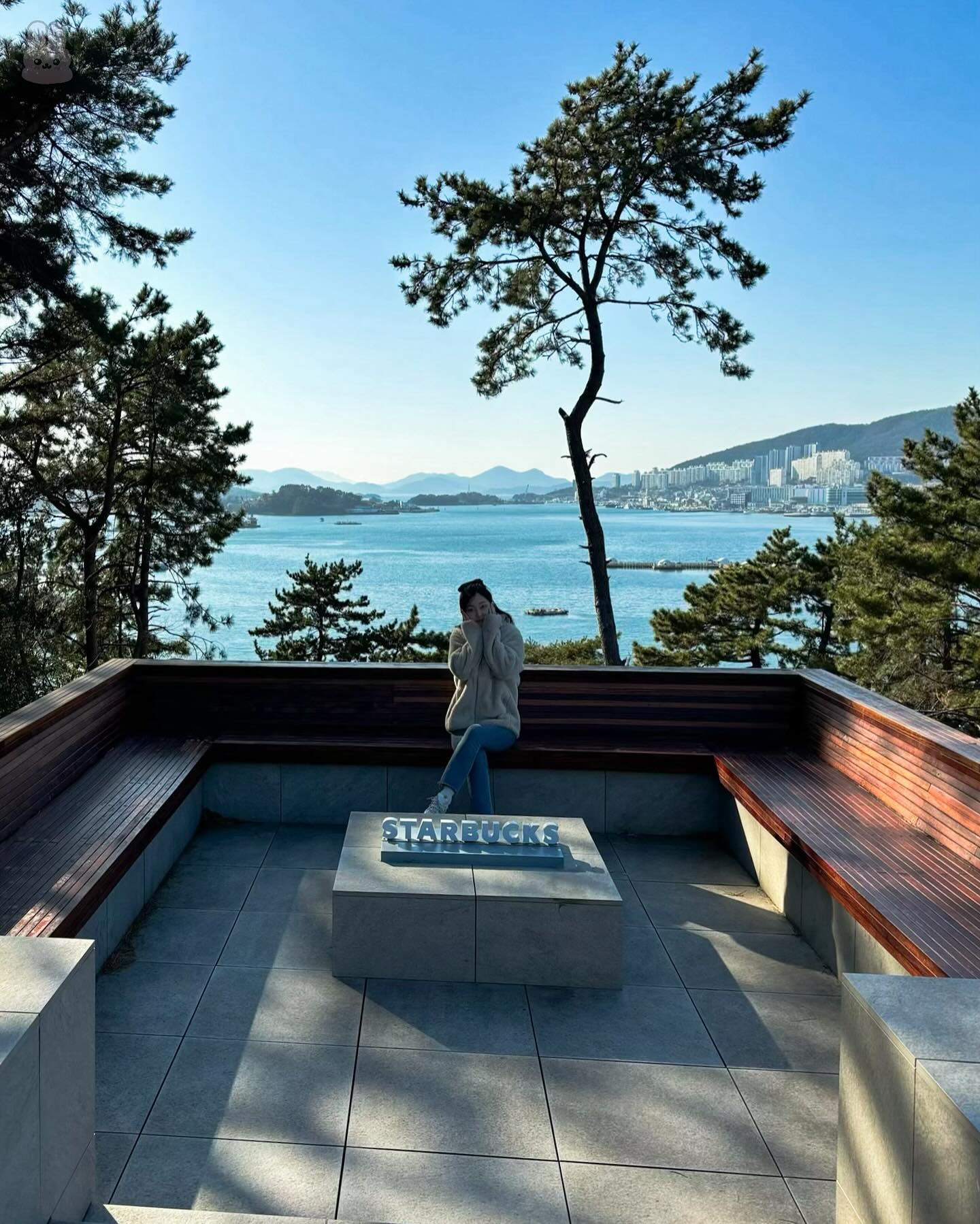요즘 스타벅스중 젤 핫하다는 
더여수돌산점에 다녀왔어용💙⭐️
대형스타벅스답게 주차장도 엄청넓고 
내부도 넓어서 깜짝놀랐어요💙
여수오션뷰와 돌산대교뷰를 동시에 볼수있는 스타벅스였는데 
내부에는 파도와 물고기떼를 연상시키는 조형물과 
투명한 미디어아트 테이블도 있어 신기하더라구요💙⭐️
음료와 디저트도 여수돌산점에서만 먹을수있는것으로만 
시켰는데 보기에도 예쁜데 맛도 넘맛있었어용😆💙
여수 놀러오시면 꼭 가보셔야할 스타벅스입니댱💙⭐️

order: 여수바다자몽피지오, 여수윤슬헤이즐넛콜드브루, 쑥품은큐브브레드
📌전남 여수시 돌산읍 돌산로 3549
⏰매일 9:00~21:00
dt 9:00~18:00
✔️드라이브스루, 주차장