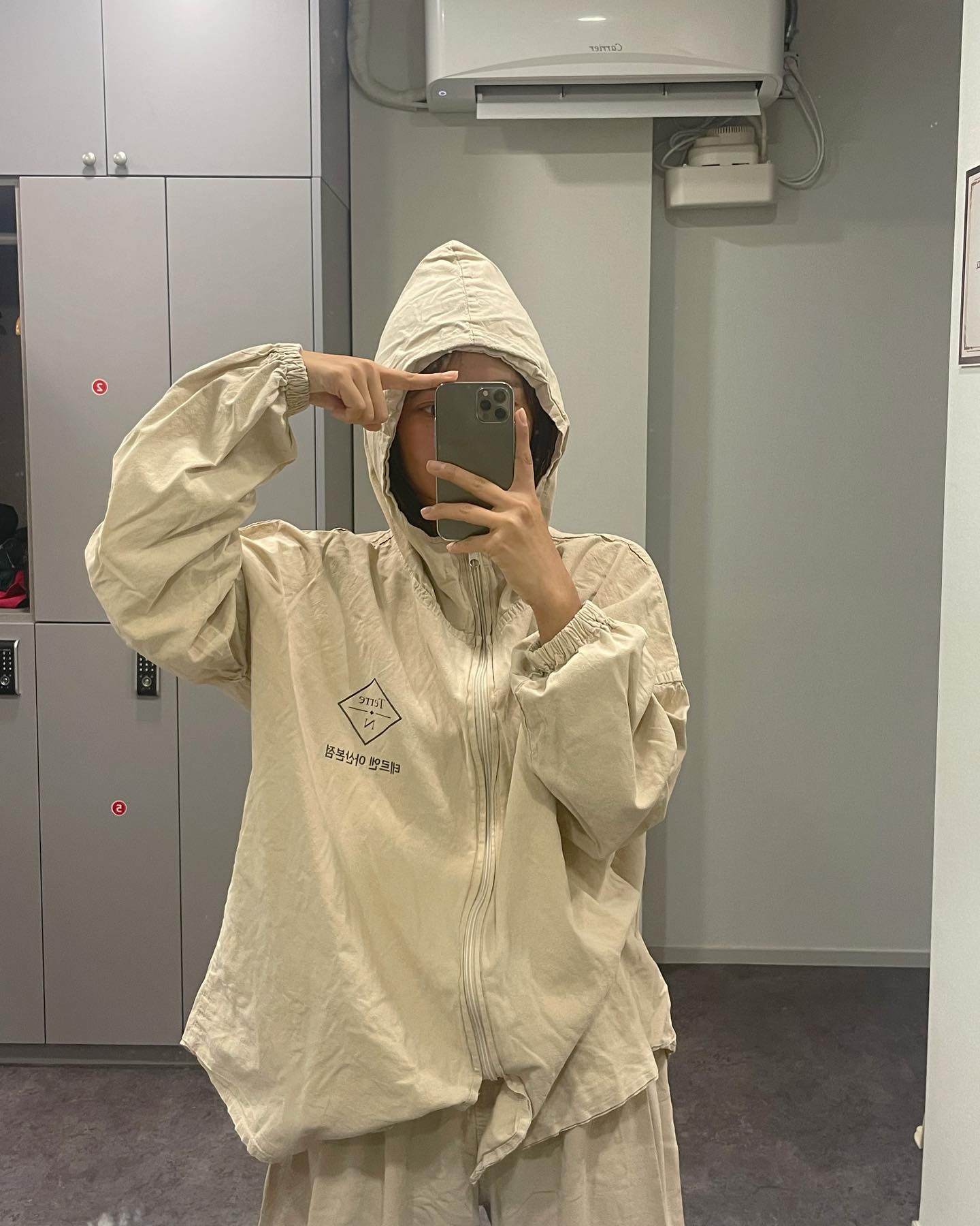 효소찜질 미쳤다 ..20분이 20시간 같았음 ⏱️ 첨엔 냄새가 요시꾸리했는데 나중엔 적응함 온몸에 땀구멍이 다열린듯 끝나고 씻었는데 자꾸 땀이남 🥵 혁이는 들어간지 5초만에 움직이고 싶어섴ㅋㅋ 씻고나왔는데도 둘다 콧잔등 인중에 땀 송골송골 ,, 💦 직원분이 넘 친절하셔서 중간중간 땀도 닦아주시고 설명도 해주시고 새로운 체험 좋았다ㅏ..!
