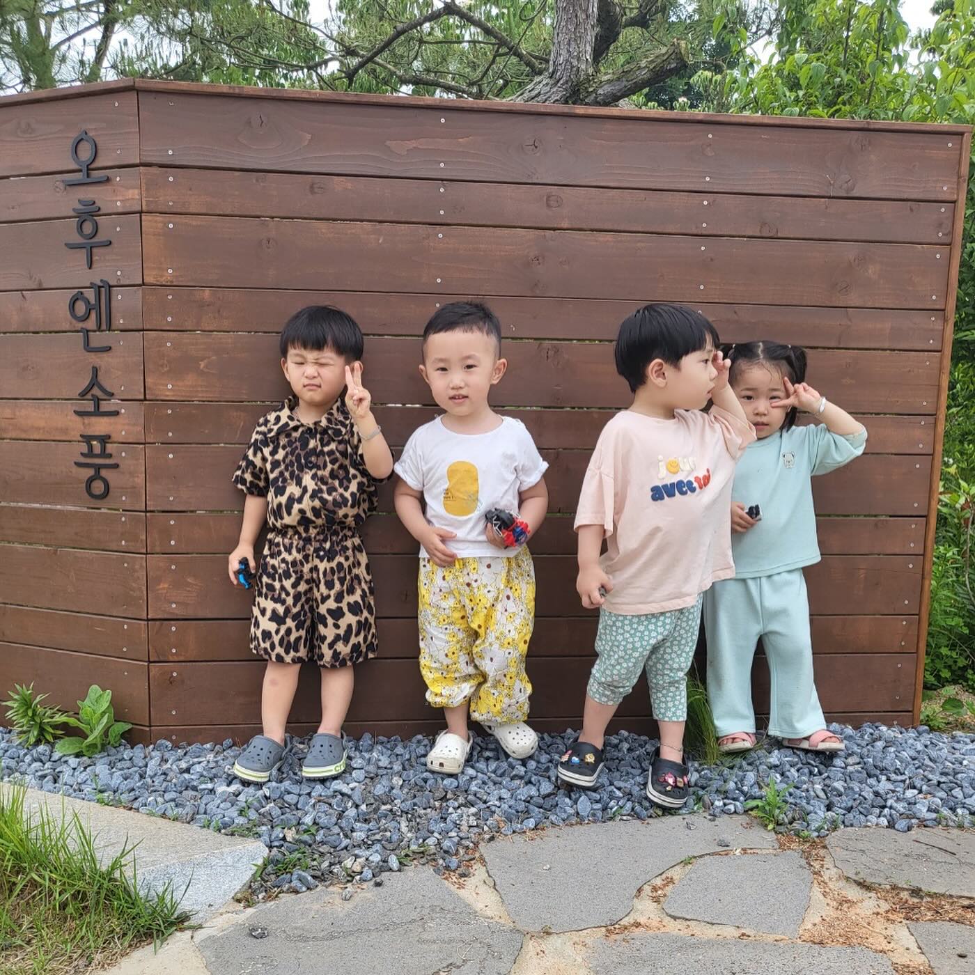 -
오늘은 김제카페 ❣️오후엔소풍❣️다녀옴.
지우,은우,도아,현준 이렇게 4명이서 물놀이겸 소풍 :)

신나게놀고 낮잠 깊이잠듦. 오예 낮잠이다!!!
근데 나도 뻗음…..넘나재밌엇댜 ㅎㅎㅎ
다들 다음에 또만나❤️

#김제카페#전주근교카페#오후엔소풍#김제오후엔소풍#은우#도아#현준#지우 또만나❤️❤️