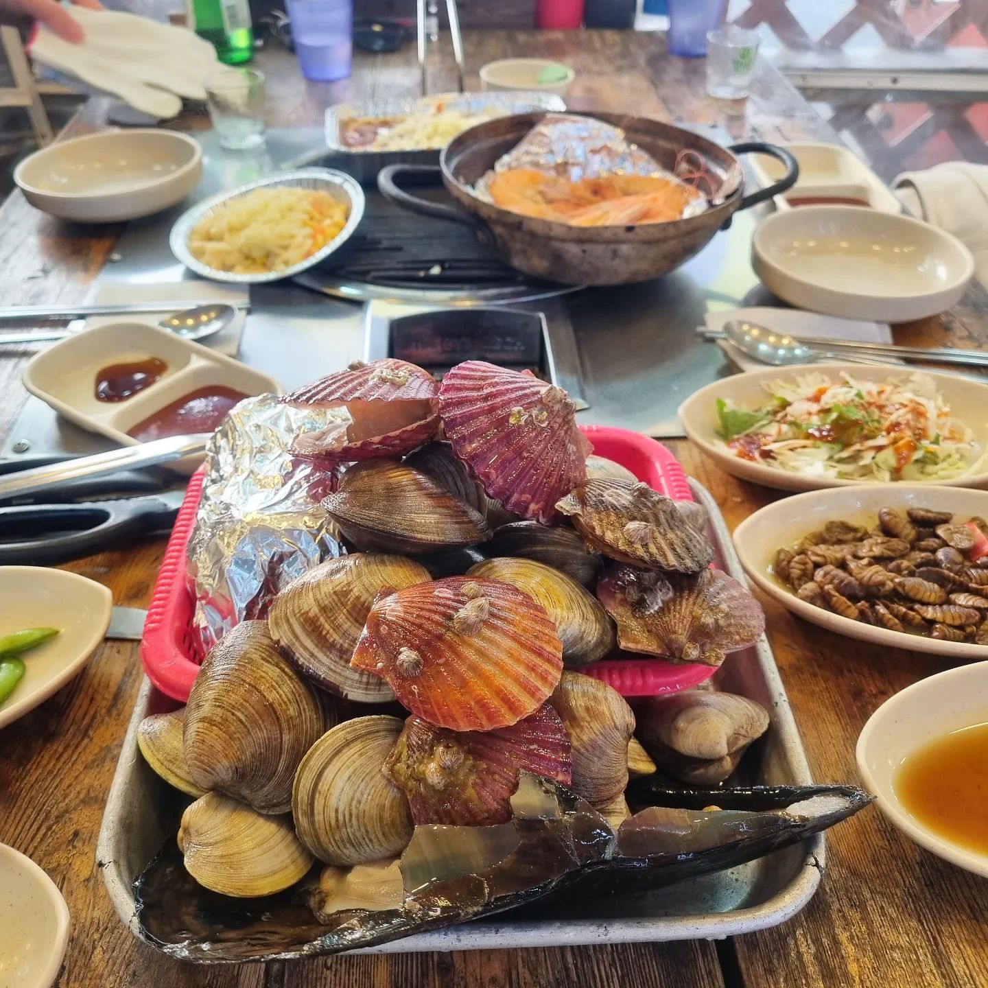 #어부의집 #제부도맛집
오랜만에 제부도가서 바닷길도 걷고 조개구이 
실컷 먹고왔어요💨
제부도하면 바다보며 먹는 회와 조개구이가 찐인데 
수많은 횟집들중에 바다뷰에 세트 구성까지 좋은
 '어부의집'으로 픽✔️ 

모듬조개구이+새우구이+치즈라볶이+콘치즈
+바지락칼국수가 나오는 조개세트 소짜 시켰는데 
둘이서 배터질즘까지 계속 나와요😲

조개도 신선하고 구성도 다양해서 먹어도먹어도 
질리지않는 맛이👍
바다 바로 옆에서 구워먹는 조개인데 말해모하나😄
마지막에 나오는 시원한 바지락칼국까지 완벽해따..🤍

포차분위기 1층은 연인,친구끼리오면 좋을듯하고 
통창 바다뷰의 2층은 넓고 쾌적해서 단체로 와도 
좋을 것 같아요👏👏 

추운 겨울날엔 투명천막을 쳐주셔서 서해바다 
바라보며 포차감성을 즐길 수 있고 날좋은날엔 
바닷바람 쐬며 시원한 바다뷰와 함께 조개구이, 
회를 즐길 수 있는 곳 '어부의집'으로 주말 나들이
다녀오시는건 어떨가요??

 

📍경기 화성시 서신면 제부리 190-104
📍매일10:00~23:00/ 주말10:00-01:00

 
 
#제부도조개구이 #제부도조개 #제부도횟집 #제부도회 #제부도핫플 #화성횟집 #제부도데이트 #제부도여행 #제부도 #화성회맛집 #바다뷰맛집 #제부도바다뷰횟집 #제부도뷰맛집 #서해바다회 #서해바다횟집 #제부도분위기맛집 #서해맛집