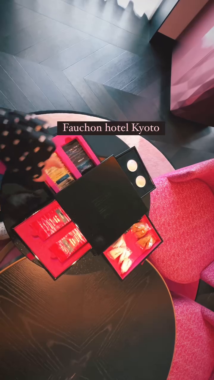 fauchon_lhotel_kyoto 
교토의 5성급 호텔 #포숑호텔교토
달달한 마카롱과 티 마시면서 여유로운 체크인을 시작으로 룸 조식 그리고 서비스까지 완벽했던 호텔💜 

블랙과 핑크가 포인트지만 곳곳에 교토의 감성을 녹인 럭셔리 부티크 호텔이었어요. 포숑 파리 디저트도 방에 한가득 선물처럼 준비 되어 있었는데 음료 제외하곤 모두 무료였어요 헤헤; 덕분에 호텔 있는동안 매일 매일 달달했지요 🤍 1층에 포숑 카페도 있어서 투숙하지 않아도 베이커리와 커피 즐길 수 있어요! 청수사와 기온거리도 모두 도보로 이동 가능한 곳이라 위치도 정말 최고! 👍🏻👍🏻