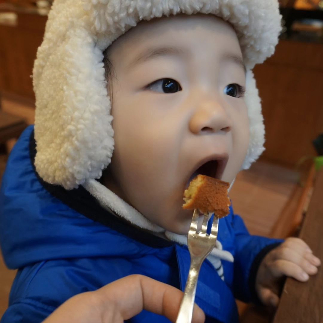 #협찬

김아빠와 민이와 주말데뚜는 늘 씐나🤍

우리 민이와 김아빠가 좋아라하는
존맛탱 브릭샌드를 먹으러 고고

브릭샌드를 좋아라하는 이유 중 하나
로스팅기계거 있어
직접 로스팅한 원두로 커피를 맛볼수있다는 점

진짜 커피... 맛 황홀👍
테이크아웃해서 집에서 또 마신건 안븨밀..

브릭샌드는 뭐 알다시피 워낙 유명해
선물이나 답례품으로 많이 하기에
두개 먹더니 민이가 맛있으면 늘 하는 말..
"또 주까?"
ㅋㅋㅋㅋㅋㅋㅋㅋㅋㅋㅋㅋㅋㅋㅋㅋㅋㅋ
그래서 그냥 한박스 겟해옴
집에서 냉동실에 넣고 하루에 두개씩 해동해서 먹이는데..
그래도 부족한지 또 주까?!를 냉동실보며 반복😂

귀염터지는 내 아더
곧 또 사주께ㅋㅋㅋㅋㅋㅋ

명절선물로도 괜찮을 브릭샌드 또 겟하러 가즈아💨
.
.

#브릭샌드 #브릭샌드본점
#동탄맛집 #동탄디저트 #동탄디저트맛집
#디저트 #디저트맛집 
#동탄호수공원 #동탄호수공원카페 #동탄호수공원맛집
#동탄카페 #동탄데이트
#피낭시에맛집 #휘낭시에맛집
#소통 #맞팔 #일상