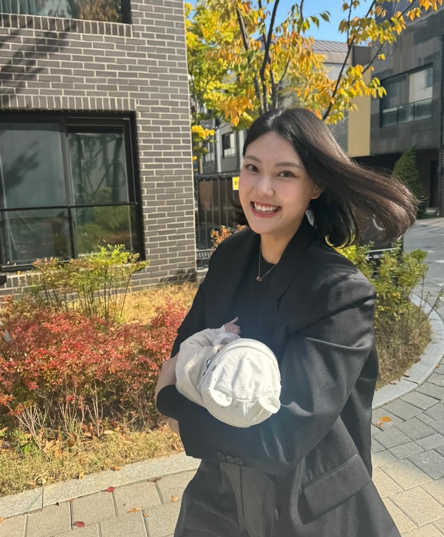 외출에 숨길 수 없는 입꼬리🤍
아이폰15프로 좋네,,🤳🏻

#바깥구경#한시적#집순이#해제