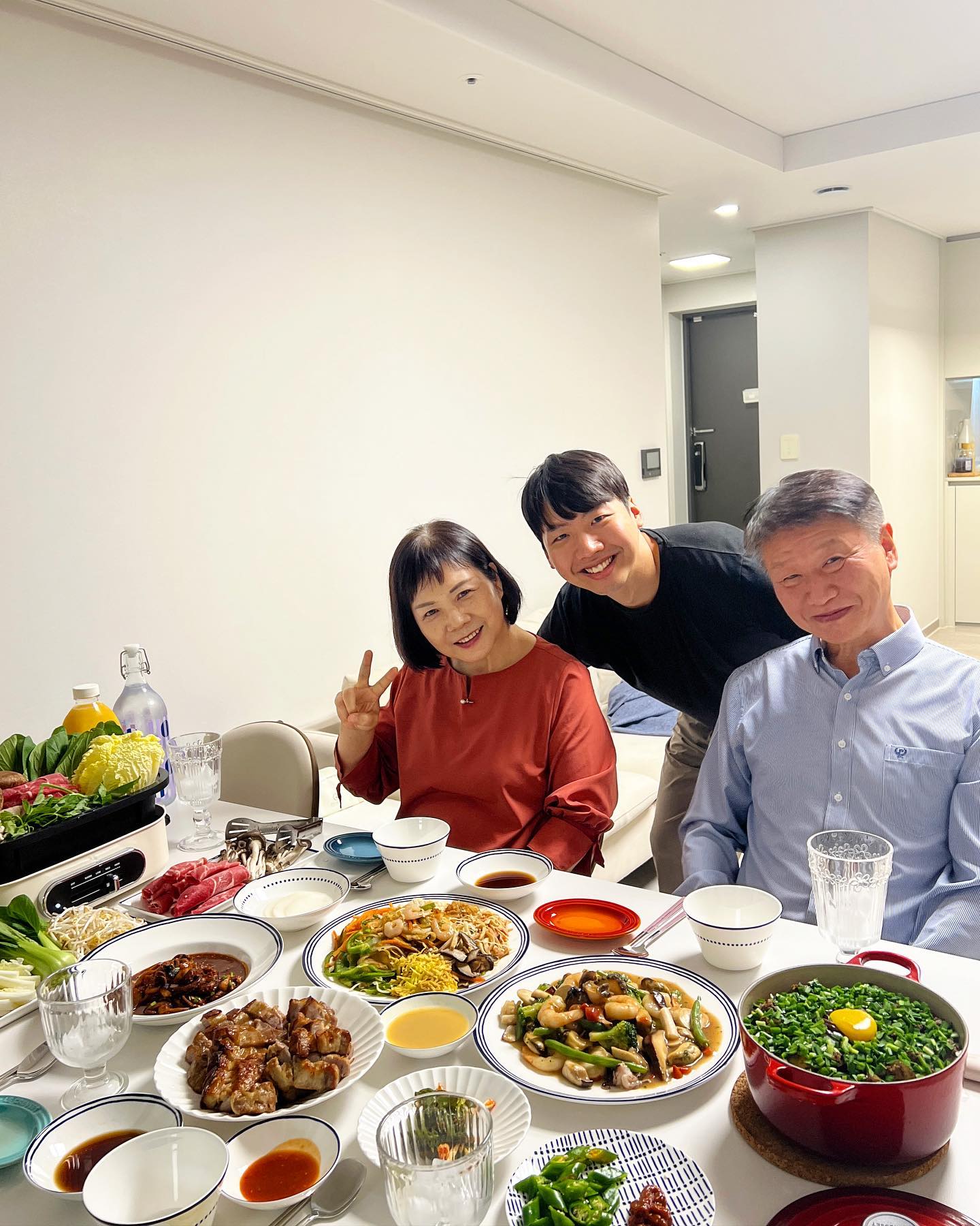 어머님 아버님 모시고 집들이 👍🏻
제대로 한 상 준비하느라 몸살나서 죽어가디만 진짜 뿌듯했던 !! 맛있다고 다 드시다니...😳💕 특히 첨해본 솥밥 너무나도 대성공 !! 뿌듯 그 잡체 !! 소고기가지솥밥, 샤브샤브, 전가복, 쭈꾸미볶음, 양장피, 목살바베큐까지 갓벽 😳💕💕 unoh._.k  장가 잘가꾼 👏🏻👏🏻

#집들이 #홈쿡 #홈쿠킹 #집밥배선생 #요리왕배룡