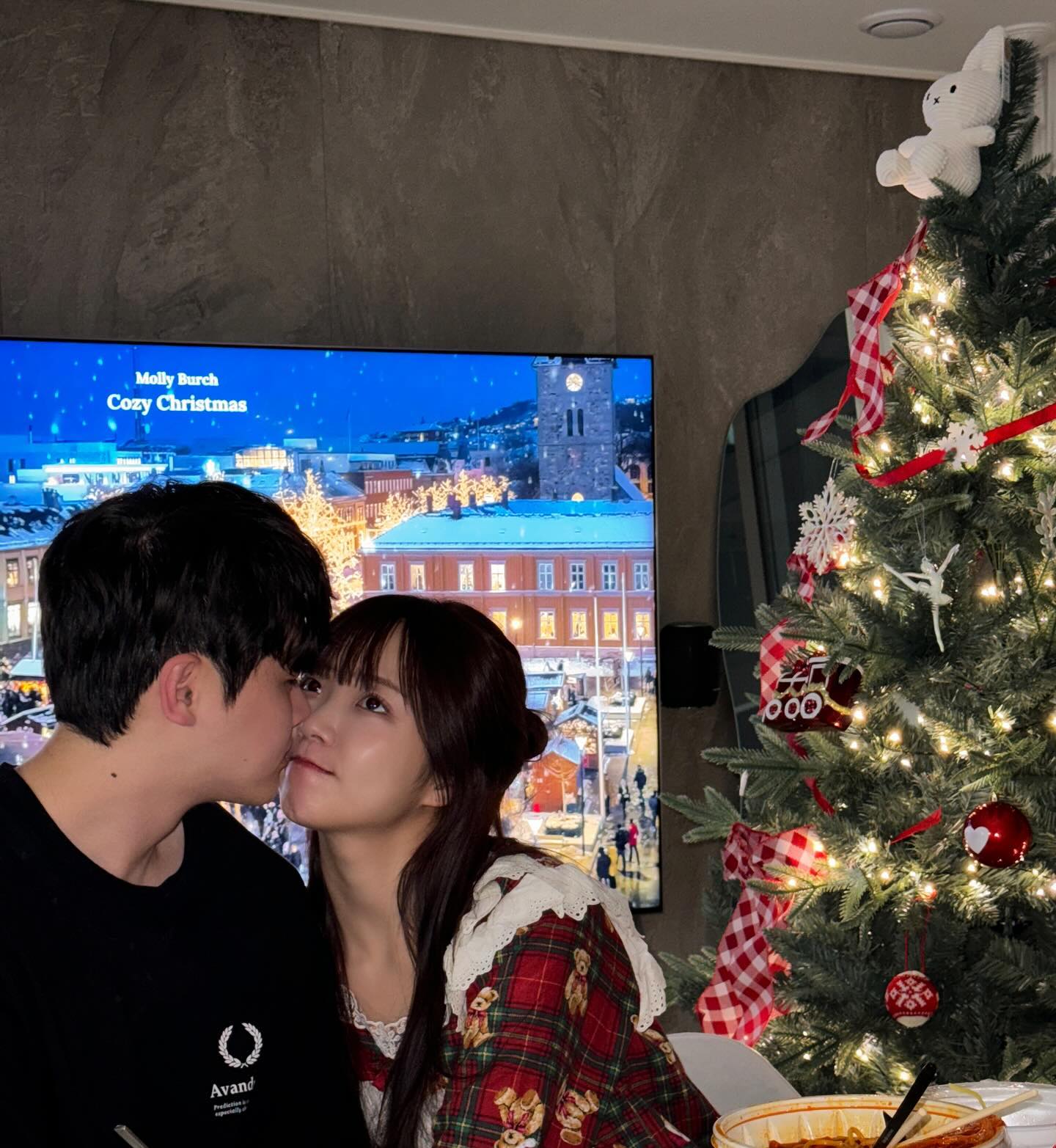 𝓣𝓱𝓮 𝓫𝓮𝓼𝓽 𝓒𝓱𝓻𝓲𝓼𝓽𝓶𝓪𝓼 𝓸𝓯 𝓶𝔂 𝓵𝓲𝓯𝓮 🎄

부부로써 맞은 첫 크리스마스
파티도 음식도 사람도 최고가 아닌게 없었던 완벽한 휴일
3일 내내 웃기만 하고 행복해를 몇번 외쳤는지 모르겠다 !
내년은 올해보다 더 행복할거야🎀