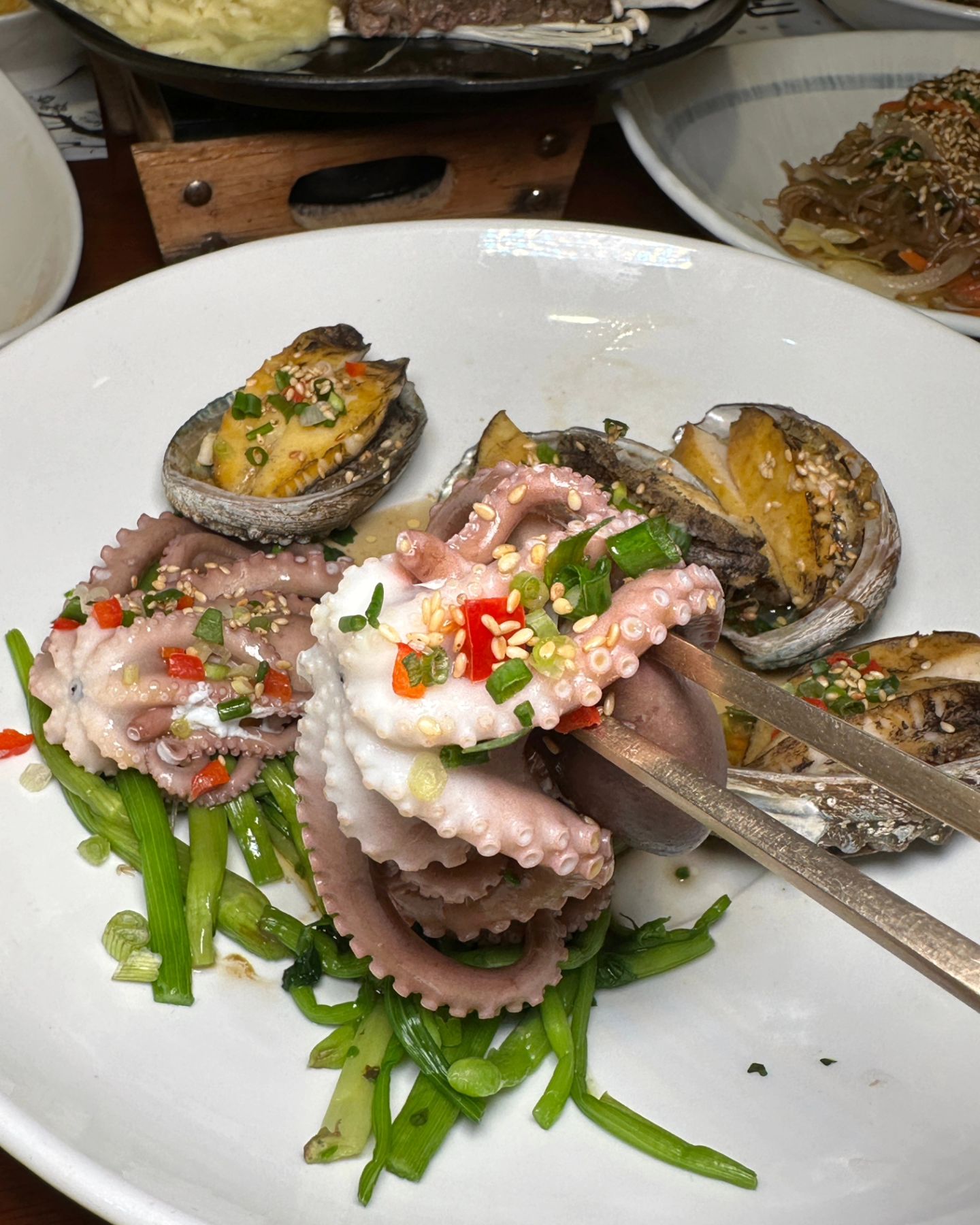 비쥬얼 대박이죠!! 비쥬얼만큼 맛도 찐인곳!!

순천맛집으로 추천 많은곳인데 먹어보니 왜인지
알겠더라구요👏👏👏.

한상가득 차려져 나오는 음식들이 정성가득해
정말 대접받는 기분💖💖

친구들이랑 맛있는 음식 가득먹고 힐링 제대로 했네요!!!

더운날씨에 입맛없을때 맛있는밥 먹고싶을때
한번 방문해 보시길요😃

#명궁관 #순천명궁관 #순천한정식 #순천시청맛집 #순천맛집 #순천중앙동맛집 #전남한정식 #순천떡갈비 #순천상견례