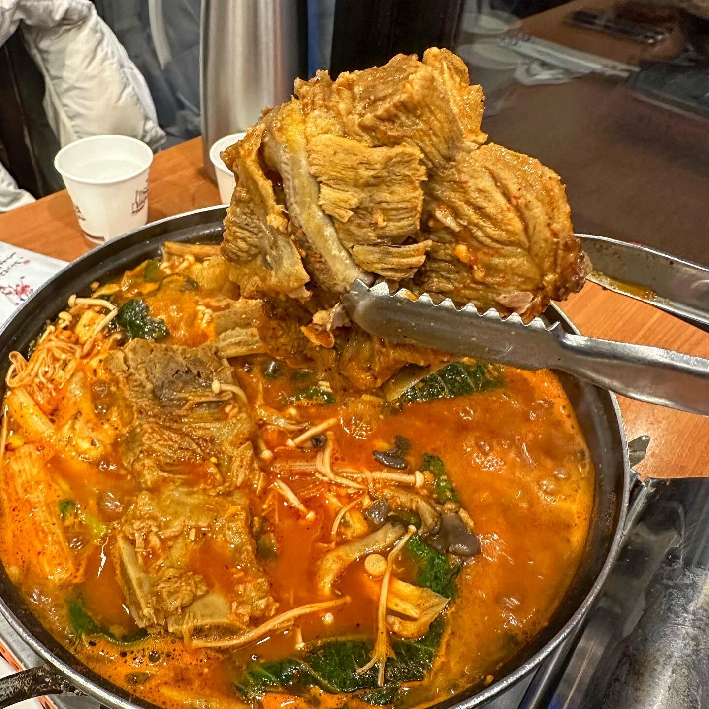 ✨송가네 감자탕 본점 (연남)✨ #광고

연남동에 구성이 너무 알차고 맛있는 감자탕집을 찾았어요🙊
바로 송가네 감자탕!!!! 

🥘잔치상 2인 (₩38,000) 
: 감자탕+보쌈+쭈꾸미볶음 구성입니다 !

감자탕부터 놀랐어요.. 칼칼하니 진한 국물에 실한 고기들까지ㅠㅠ 한상차림으로 나오는거라 양이 적지는 않을까 걱정 했었는데 실한 고기가 세덩이나 들어있었습니당 헤헤 국물까지 너무 맛있어서 한국인의 국룰 ! 볶음밥까지 야무지게 볶아 먹었어요 짱맛😆💙

그리고 보쌈.. 보쌈 고기에 두부김치는 반칙 아닌가요 사장님 ㅠ ㅠ 겉절이도 너무 맛있었고 보쌈도 담백하고 촉촉해서 계속 두부쌈 먹었어요 ㅎㅎㅎㅎ 

그리고 낚지볶음도 달달매콤해서 야무지게 잘 먹었습니당 양념도 너무 맛있었고 낚지도 실해서 기분좋게 먹고 나왔네요 ㅎㅎㅎ

마지막으로 ...! 사장님이 너무너무너무 친절하셔서 입구 들어가는 순간부터 맛있게 다 먹고 나올때까지 기분 좋게 식사했어요 🫢

연남 올때 감자탕이 땡긴다?! 하면 꼭 추천드리는 송가네 감자탕입니당 👋🏻(*≧o≦)੭

#연남동감자탕#연남동보쌈#연남동한식#연남동맛집#연남동국물 #홍대맛집 #맛집협찬 #협찬문의 #먹스타그램 #맛스타그램 #협찬 #먹방