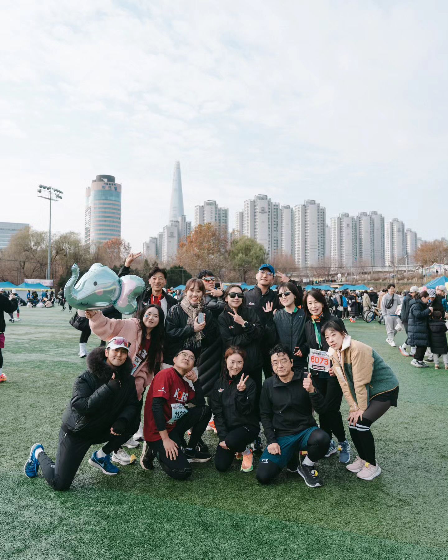 코끼리 1주년 × #한성백제마라톤

우리는 송파에서 좀 잘나가는 러닝크루
#아우어런 × #코끼리러닝크루 × #올갱 모여 <아코올>

적년 손기정을 시작으로 했던 코끼리러닝크루가
1주년 기념으로 한성백제마라톤 출전!!
동네 마라톤은 참을 수 없지!!! 코끼리 풍선도 1년만에 등장🐘

첫 마라톤인 친구들도 있고 10K룰 처음뛰어본 친구들도 있는데
다들 부상없이 너무너무 좋은 기록으로 완주💚
이번엔 부부러닝과 모녀러닝까지 함께해서 더 가족같은 분위기로
1주년 기념 마라톤 성공적 마무리🐘💕

나는 10K 처음 뛰어보는 코끼리와함께 동반주🏃‍♀️🏃
10K가 처음인 친구들과 동반주를 꽤 하는데 다들 1시간 1분~2분으로
쉬지않고 잘 뛰어와서 기뻐하니 늘 행복한 기억😍❤️

다른 코끼리 친구들도 페이스 좋고 PB 다들 만들고 마무리👍

끝나고 1주년 회식은 정신없이 떠들다 끝났따🤣🤣🤣

2년전에 한성백제마라톤에서 기념품으로 쌀을 줘서
쌀 타러 마라톤을 꼭 나가봐야지 했던게 어느덧 2년째 달리기 중
친구들도 많이 만나고 재미있는 추억도 많이 쌓였따🧡
내년에는 나의 달리기도 많이 늘어있음 좋겠다

내가 너무 좋아하는 코끼리친구들도 행복한 기억으로 남았길🥰
.
.
다음 마라톤도 코끼리와 함께🧡 kokkiri_running_crew
🐘 #ㅋRC #코크루 #코끼리러닝크루 
📸 메인사진 멋찌게 남겨준 #하니포토  sojjeok_
📽 5k 빠르게 뛰고 응원까지 하는 minaju50
📷폴라로이드로 기념샷 남겨주시는 촤라락 windpath.chs

#러닝 #송파러닝크루 #러닝크루 #달리기 #운동기록 #마라톤 #마라톤대회