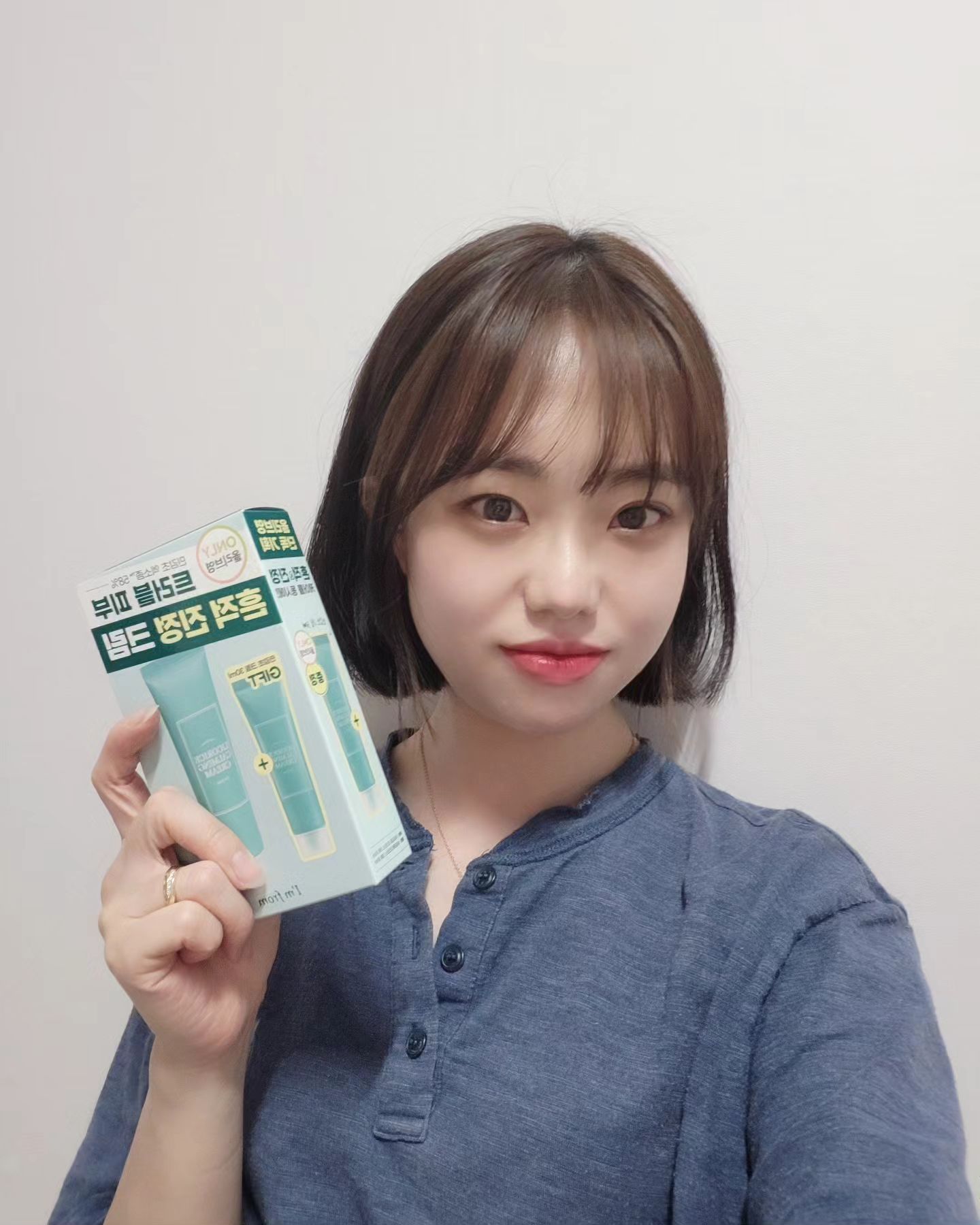 #제품협찬 
민감초 카밍크림으로 붉어지고 트러블 난 피부 케어 빠르게 해봅시다!!🫣
부드럽게 발리는 제형으로 즉각적으로 붉은기가 가라앉는 걸 볼 수 있었어요🙊
크림 본품 50ml + 30ml 추가증정 기획상품으로 28,000원 --> 21,000원으로 올리브영에서 할인중이에요🍀

#아임프롬 #민감초 #민감초카밍크림 #리코리스카밍크림 #리코리스크림 #올리브영 #올리브영세일 #올리브영추천템 #올리브영진정크림 #피부진정 #진정케어 #진정크림 #흔적크림 #트러블 #여드름 #수분크림 #자연성분을_오롯이_담다 #문상민 #moonsangmin
