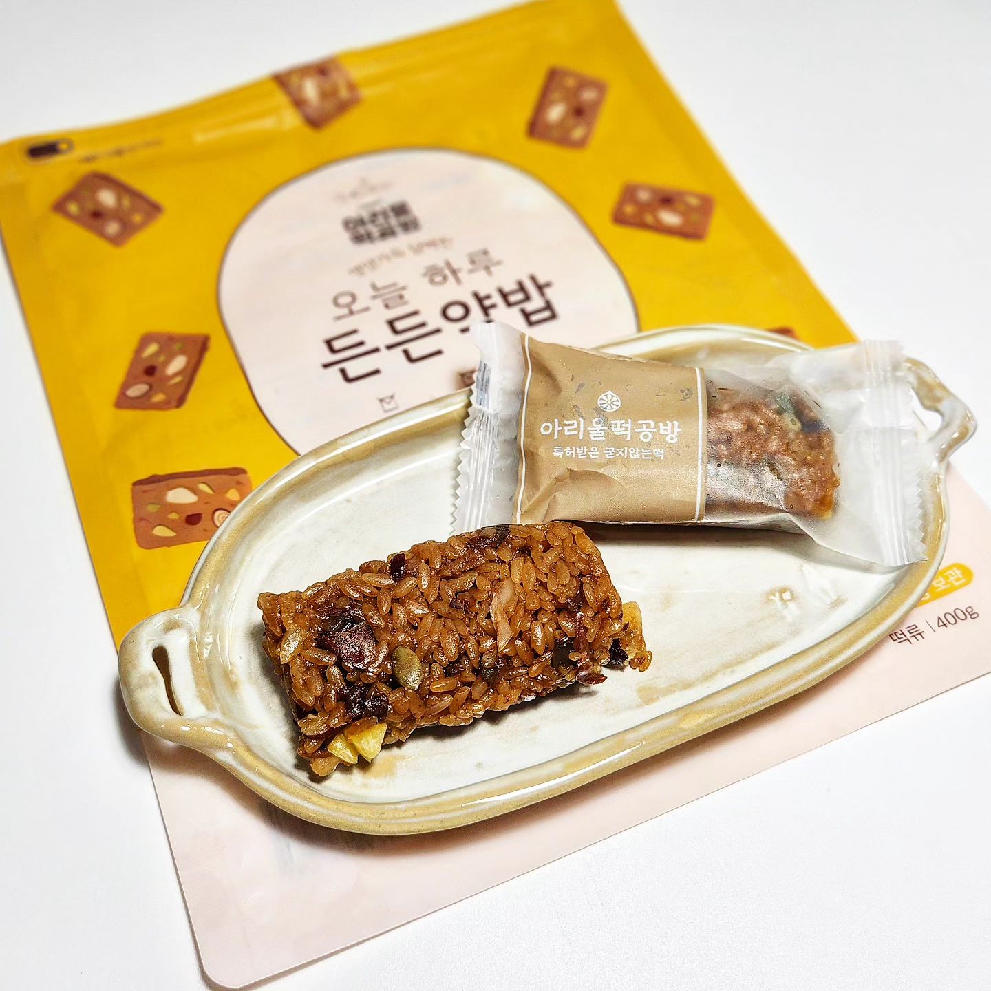 #협찬⠀
➡️ 상품명: 든든약밥
➡️ 별점: ★★★★★
➡️ 판매처: 아리울떡공방(ariulmarket)
➡️ 맛
✔ 아리울떡공방의 든든약밥은 홈플러스에 처음으로 출시하는 약밥으로 대추, 밤, 호두, 호박씨, 아몬드, 건포도, 완두배기 등 총 7가지의 건강한 재료를 듬뿍 넣어 맛있게 만들어낸 간편약밥입니다.
✔️ 푸짐하게 들어간 7가지의 재료와 국내산 쌀과 천일염 덕분에 씹을수록 고소한 맛을 느끼실 수 있으며, 다양한 재료의 조합으로 건강에 좋으면서도 맛있는 맛을 즐기실 수 있습니다.
✔️ 든든약밥은 청결한 환경에서 믿을수 있는 재료들을 조합해 맛있게 쪄낸 후 영하 -40 이하의 급속냉동 과정을 통해 수분을 잡아냈기 때문에 자연해동만으로도 갓 쪄낸 약밥의 맛을 그대로 느끼실 수 있으며, 과하게 달지 않고 담백하면서 고소해 한번 먹으면 한봉을 다 먹고싶어지게 만드는 마성의 맛입니다.
✔️ 패키지도 깔끔하고 하나씩 개별포장되어있어 가지고 다니다가 배고프거나 기운이 없을때 하나씩 드시면 간편하면서도 맛있게 건강까지 챙기실 수 있습니다.
✔ 언제 어디서나 맛있게 즐길 수 있는 아리울떡공방의 든두약밥을 즐기고 싶으시다면 네이버스토어(https://smartstore.naver.com/geosang)에서 구매해보시기 바랍니다.
⠀
#아리울떡공방약밥출시 #홈플러스 #아리울떡공방 #약밥 #홈플러스신제품 #약밥 추천 #맛스타그램 #맛집 #맛집추천 #먹스타그램 #먹팔 #선팔 #맞팔 #먹스타#소통 #일상 #데일리 #오늘의메뉴 #식단