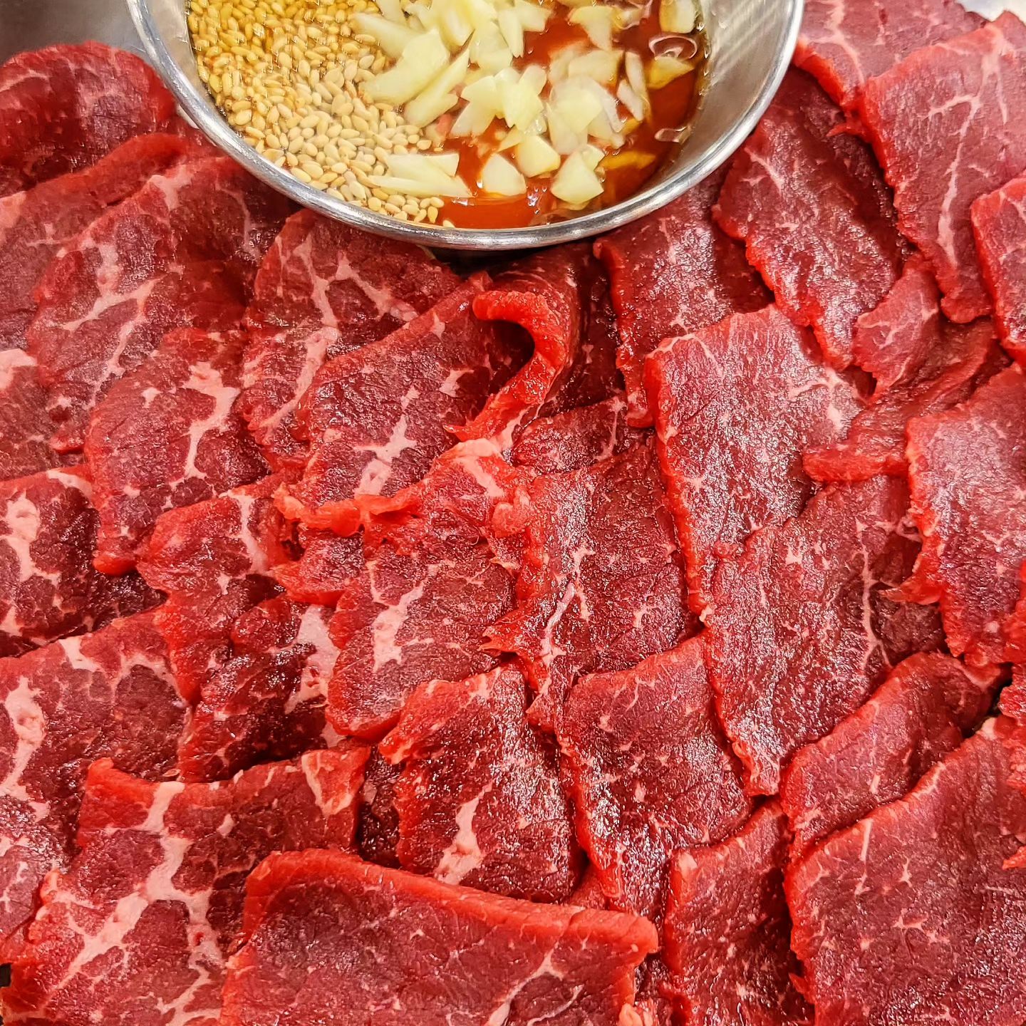 #한우만
#인천한우만#내돈내산
인천에 가성비 죽이는 한우만에 다녀왔어욤

내가 사랑하는 육사시미랑 소고기 뿌시고옴˚‧｡♥｡‧˚
저 고기에 진심인데
여기 진짜 고기질도 좋고 맛있어요
고기가 살살 녹아녹아♡

사진에는 없지만 한우우거지국!
냉면도 졸~~맛탱!!
점심엔 국밥드시러도 많이 오신다고해요^^

진짜 여긴 입소문맛집👍🏻
오픈한지 얼마안됫는데도 찐 맛집인정!!
자리도 넓어서 모임으로도 최고최고💗

인천사시는분은 꼭 가세요!!두번가세요!!계속가세요🤣
절대후회하시지 않을꺼예요😍

한우만
인천 남동구 석산로62번길 11 삼마 TOP Class 제지1층 제상가5호
https://naver.me/xaoFOIRS

연락처 0507-1405-8103

월~금 11:00~22:00
브레이크타임 15:00~17:00
토  10:00~22:00
일  정기휴무

#인천맛집#인천고기집#인천가볼만한곳
#인천시청역맛집 #간석동맛집 #남동구맛집 #남동구고기집 
#간석동고기집#인천한우#인천한우맛집#간석동고기집