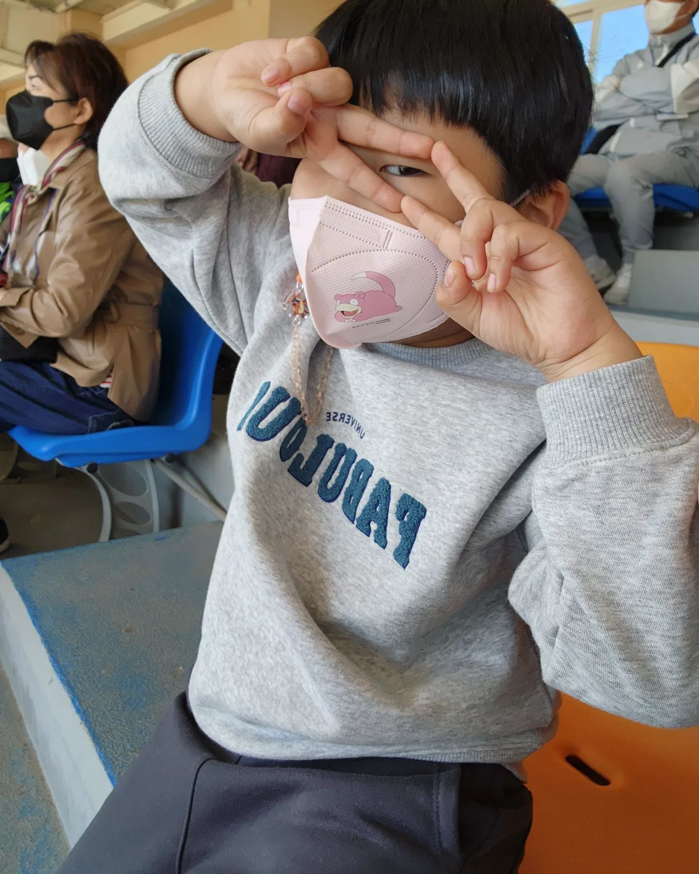 #제주더마파크#마상공연
일정에 넣었다 뺐다 엄청 고민했는데 
준우랑 남편이가 너무 좋아함ㅎㅎ
혼자 일정 열심히 짠 보람이있다😊
말들도 연기 넘 잘하공ㅋㅋㅋㅋ
.
공연보고 쫌 쉬려고 숙소들어왔는데 날좋다고
둘이 숙소앞에 바다감ㅋㅋ
나한테 혼날까봐 몸은 못담그고...엉덩이까지 적시구왔당ㅋㅋ
난 짐정리좀 해놓구 숙소에 앉아서 둘이 노는거 지켜봄ㅎㅎ
저멀리까지 잘찍히넹~ㅋㅋ
.
.
#제주여행#제주가족여행#제주아이와갈만한곳#더마파크#제주도여행#펜션앞협재해수욕장#숙소앞30초#바다아리펜션#7세아이#날좋음#신난당