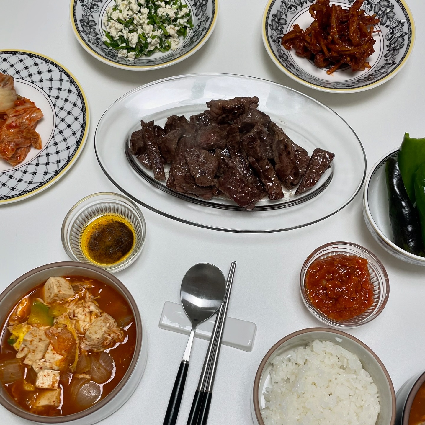 어제저녁💛
#소고기
#두부부추무침 
#진미채볶음