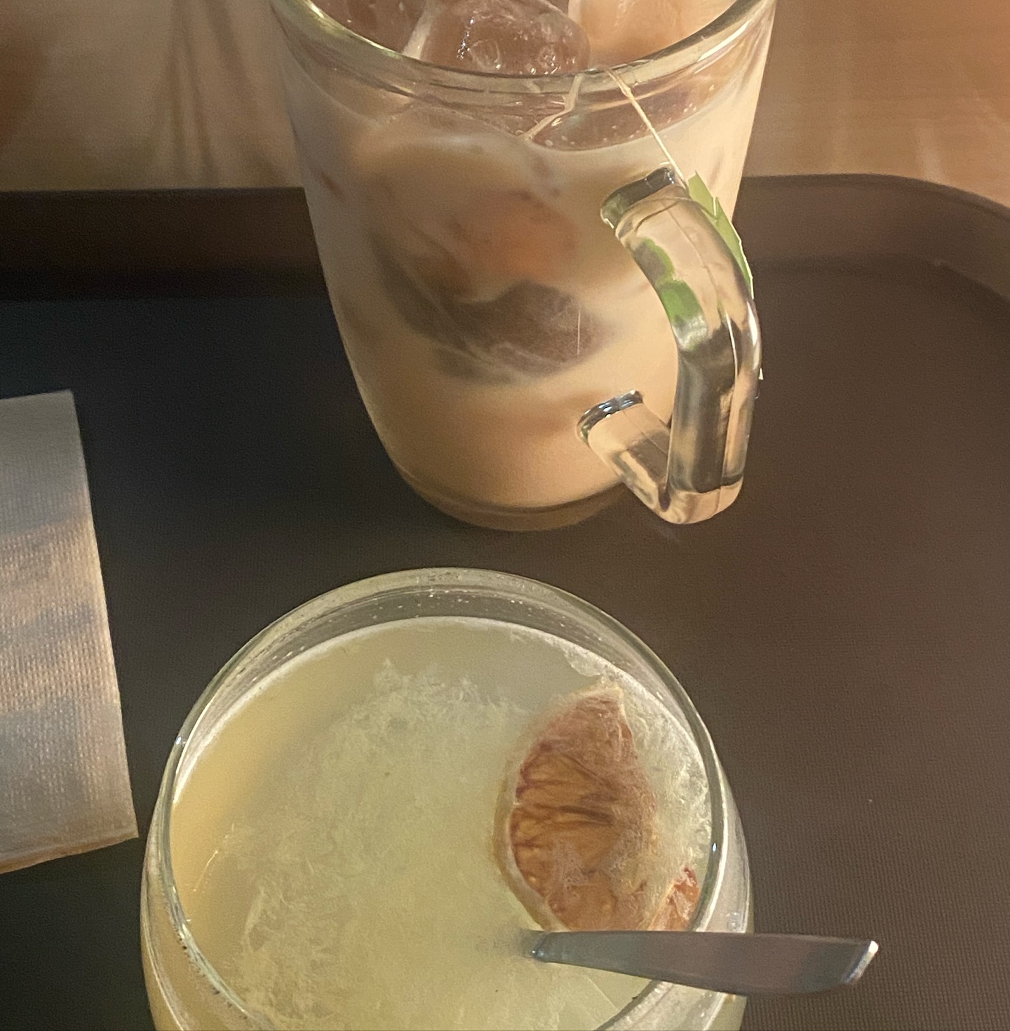 사회엔 마치 무례한 사람들만 존재하는 것 같다. 이들은 속죄하는 법을 까먹은 것처럼, 아니 속죄라는 단어가 자신들의 세상엔 애초부터 존재하지 않는 것처럼 행동한다. 

• 속죄: 
물질적으로나 그 밖의 방법으로 죄, 과오 등을 씻는 일. 

사람이 무언가 잘못을 했을 땐 그것을 시인하고 사과하며 다시는 잘못을 짓지 않으려 노력해야 하는 것이다. 

잘못은 본인이 저질러 놓고 오해했다는 식으로 퉁치며, 자신이 민망하다는 이유만으로 여전히 잘못된 행동을 일삼는 뻔뻔한 사람들. 그들은 죽을 때까지 그러려나?
