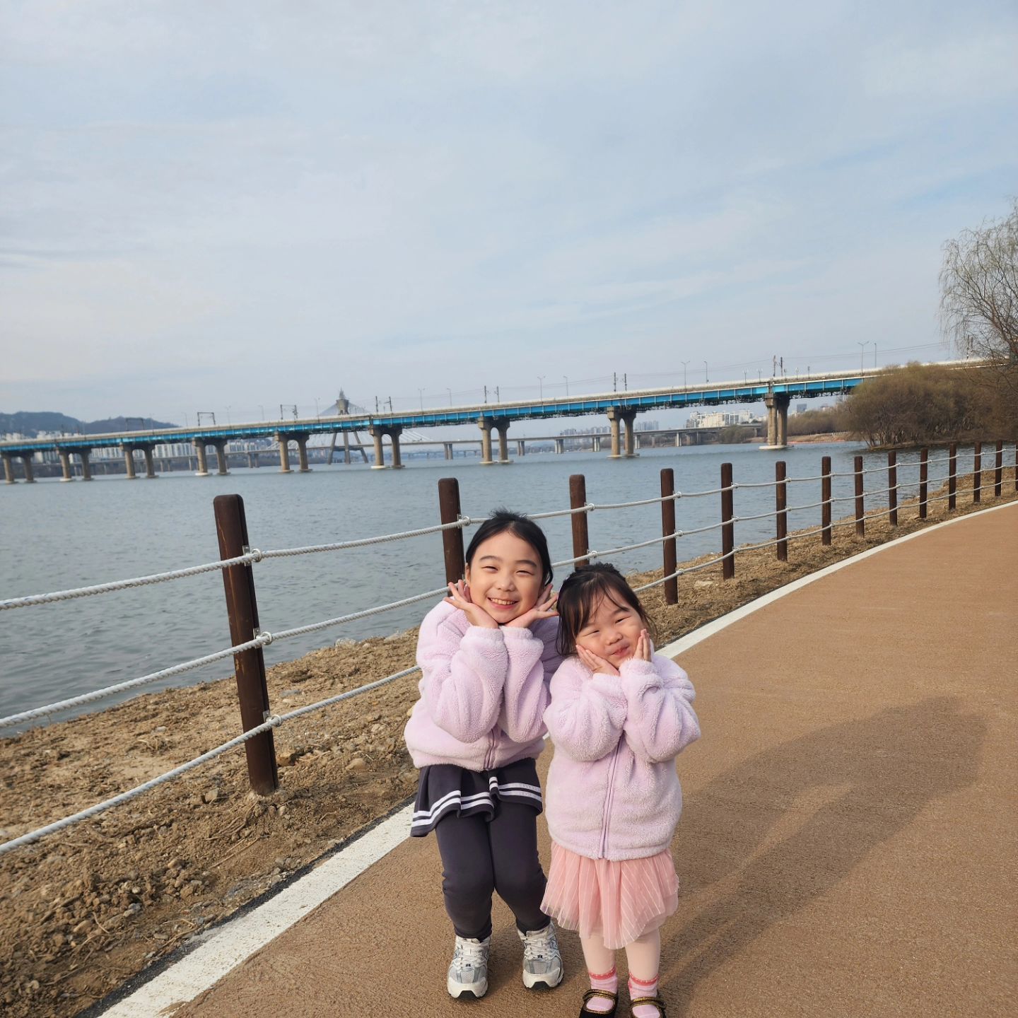 모처럼 킥보드 타고 한강나들이🛴🛴
두찌망아지는 이미 저리 휘릭ㄱㅏ버리고
착한 동글이만 막둥이 챙기기❤️❤️
⠀
날씨가 따수워진 느낌이라
후리스만 입고나왔는데
한강변이라 그런지 바람이 엄청 많이불더라고요.
⠀
호다닥 타고 들어와서 옷갈아입고포켓몬고이벤트 참여하기 ㅎㅎ
⠀
뒤늦게 시작한 포켓몬고지만
아이들이랑 같이 하는 취미생활이 생긴것같아
엄마아빠도 재밌네요 ㅎㅎ
⠀
주말 다들 어떻게 보내셨어요~??? ⠀
⠀
⠀
⠀
⠀
#주말끝 #평일이좋아 #포켓몬고 #꿀잼 #한강나들이