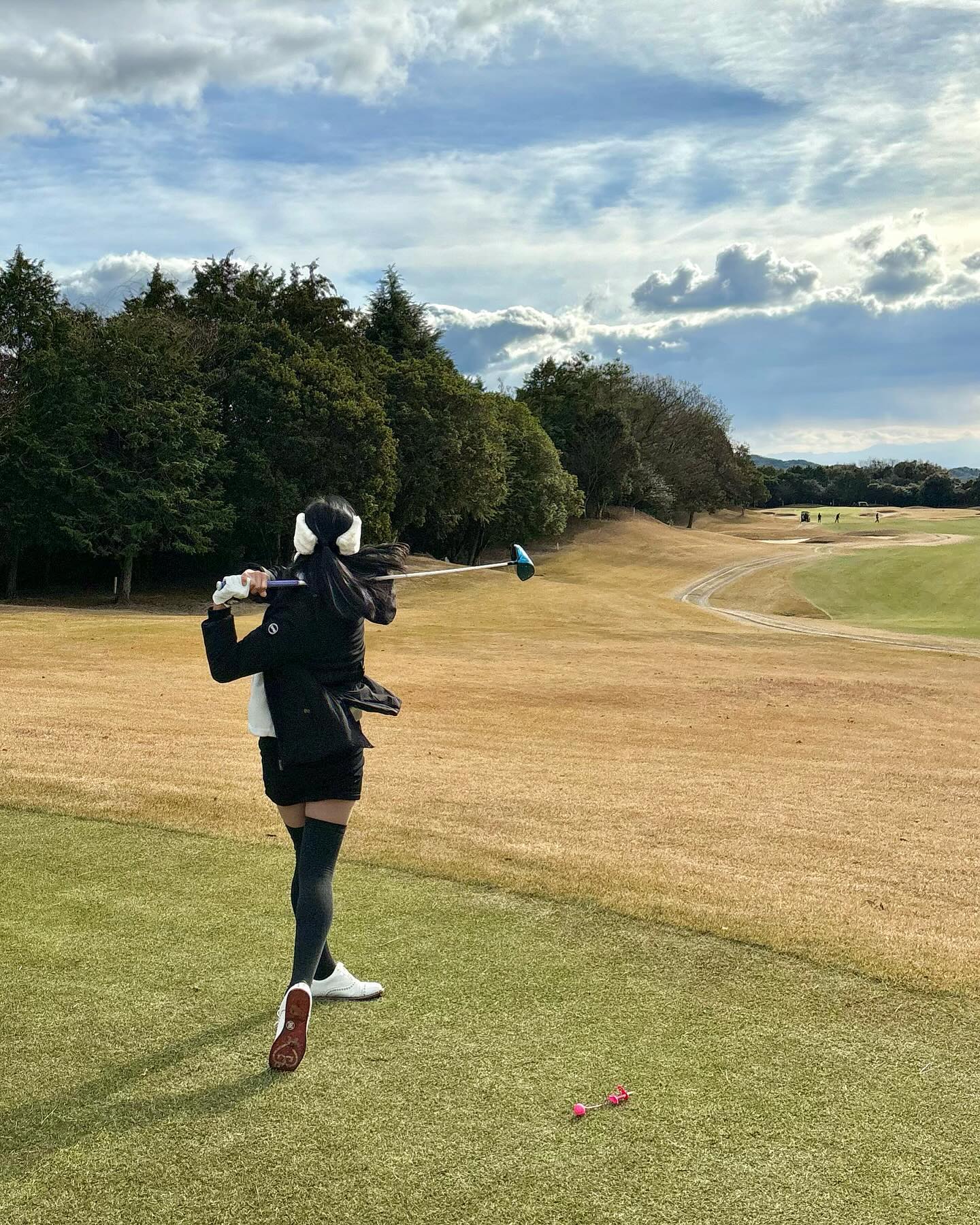 #일본골프여행 둘째날 ⛳️
늦가을 쌀쌀한 정도의 날씨에 바람 안 불고 해나오면 봄날씨 같기도해서 넘 좋았음!😊🙌🏻
나의 굿샷맨 마지막에 삑사리 난 ㅋㅋㅋ😆🫶🏻
이런저런 감들이 오갔는데 아주 가지 말고 남아있길…🥹
내년엔 한단계 더 발전된 골린이로 거듭나자구~😁
.
.
.
.
.
.
.
.
#야마구치현 #아사GC #일본골프 #일본여행 #시모노세키 #골린이 #골스타그램 #명랑골프 #라운딩 #골프웨어 #필드룩 #골프스윙 #japan #golfswing #golf #travel