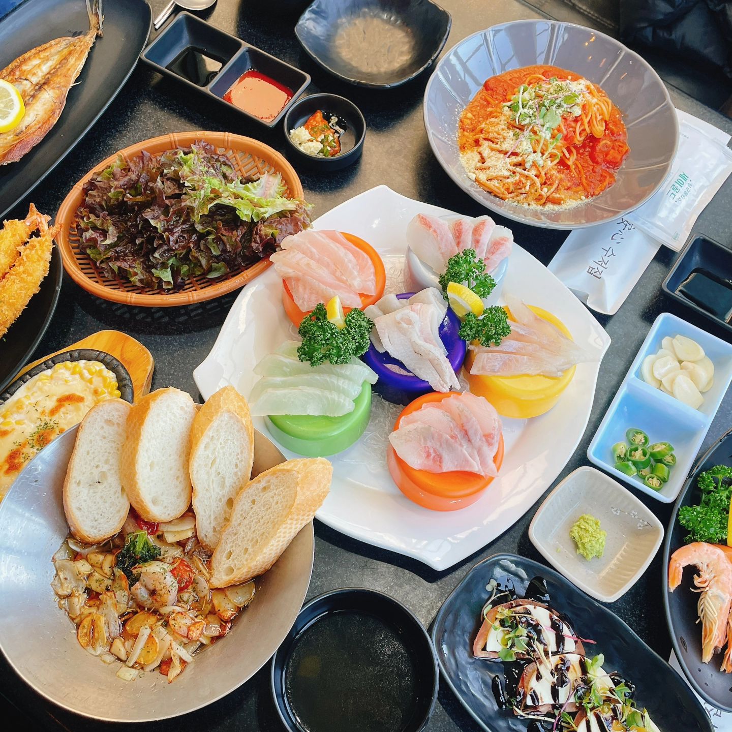 #협찬

🎀삼척에서 소문난 맛집 🎀은혜횟집다녀왔어요~~^^

삼척솔비치 리조트로 여행가서
맛집 찾아보다가 분위기도 좋고 맛도 좋은 은혜횟집 발견~~

3명이서 대게+모듬회 세트 주문

👉🏻양이 어마어마 하네요

이름은 은혜횟집 이지만 다양한메뉴가 나오는 퓨전 다이닝 느낌입니당

회를 못먹는 아이들도 정말 고루고루 잘 먹었어요👍🏻
메뉴하나하나가 전부 맛도리😍

👉🏻회와 해산물 대게를 먹을땐 횟집처럼 먹고

👉🏻감바스.스파게티.고르곤졸라피자.새우튀김을 먹을땐 
레스토랑처럼 먹었어요😘

그리고 마지막 입안을 개운하게 해줄 은혜횟집의 매운탕은 진짜 쵝오였어요👏🏻👏🏻👏🏻

밥 말아 한그릇 뚝딱!! 꼭 드셔보셔요^^

🦀삼척 여행가시면 꼭~~
은혜 횟집 강추해요

📢강원 삼척시 새천년도로 515 (교동, 꼬꼬치킨)

#삼척은혜횟집 #은혜횟집 #삼척솔비치맛집 #삼척물회맛집 #삼척대게맛집 #삼척횟집 #삼척해수욕장 #삼척항맛집 #강원도삼척여행