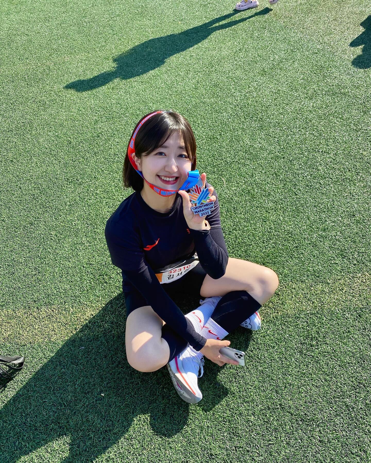 가을의 전설 🍁 춘천 마라톤

끊임없는 업힐과 다운힐을 지나오며
‘아 역시 강원도다!’ 라는 생각이 가득했던 코스..
⛰️ 오르락 내리락 오르락 내리락

그치만 날씨가 너무 시원하고 재미있었으니!!
내년에 또 만나자 춘마야 🏃🏻‍♀️

#춘천마라톤 #춘마 #마라톤 #chuncheon #chuncheonmarathon #marathon #10k #run #runner #running