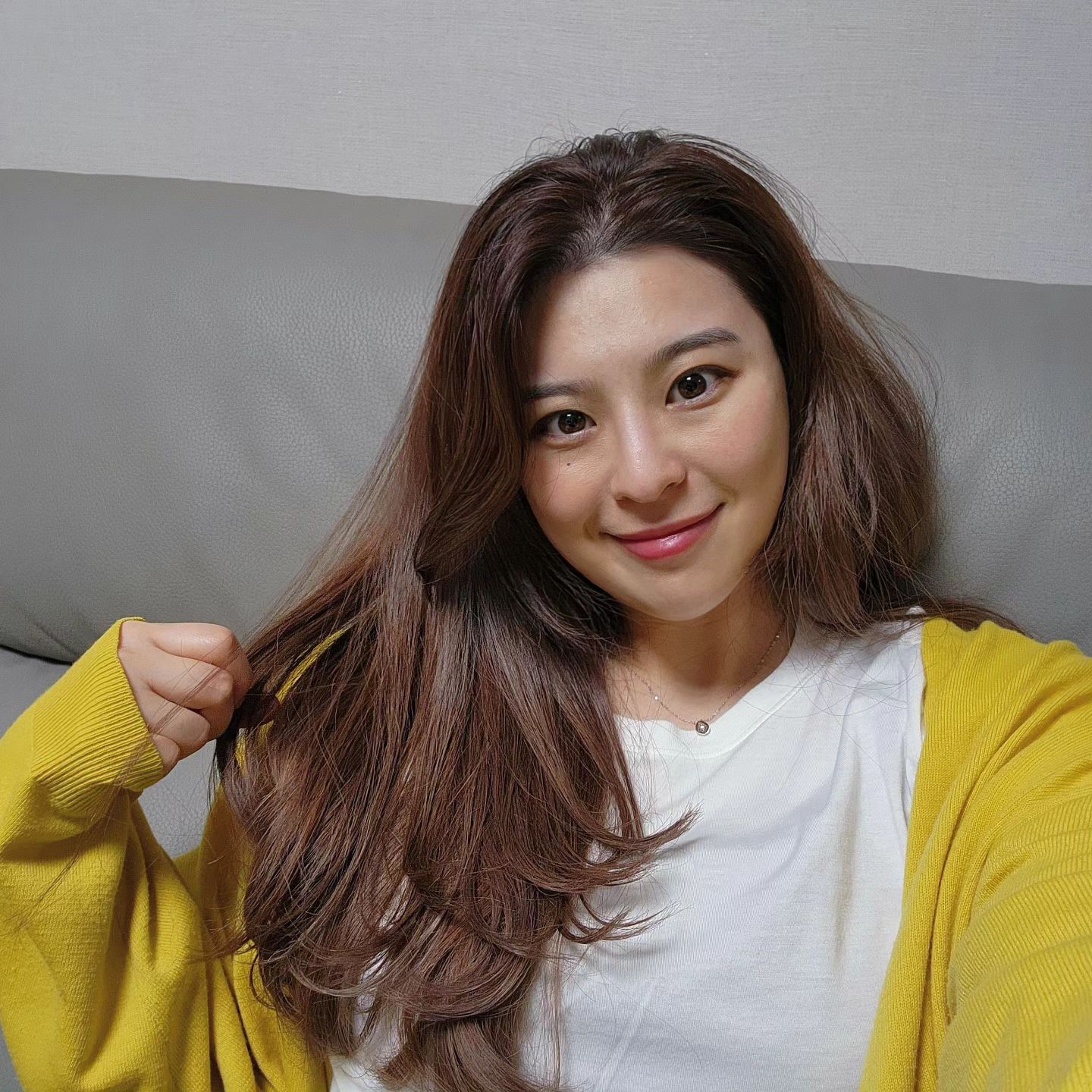 .
노란 탈색머리가 이젠 질려버려쓰😖

"갈색인데 그냥 흔한 갈색은 싫고
보랏빛 갈색인데 보라색이 진한 것도 싫어요"

말 같지도 않은 소리를 찰떡같이 알아들은👍🏻
일단 무조건 믿고보는 chaehuiwon
.
#톤다운 #가을뮤트 #라벤다브라운 #취향저격 #꼼모아헤어 #금손선생님 #노랭이의_노랑노랑한_하루