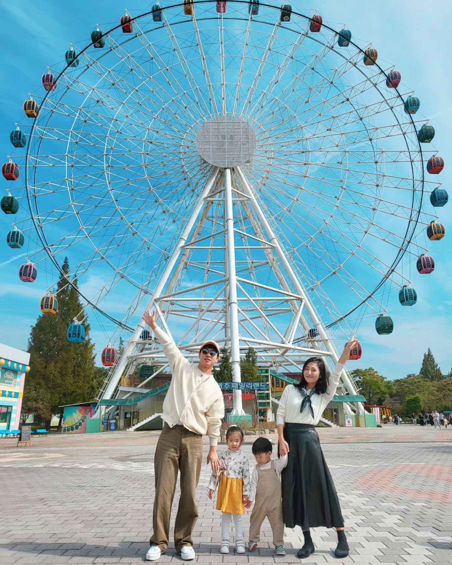 #일상 
09OCT24

완연한 가을하늘에🍂
동심으로 돌아가게 해주는 장소선정도👍🏻
더할 나위 없이 모든 것이 좋았던 가을나들이💛

"하얀 눈처럼 희고도 깨끗한 솜사탕
엄마 손 잡고 나들이 갈 때 먹어본 솜사탕"

솜사탕 하나 손에 쥐어주니
세상을 다가진 표정으로
해맑게 웃어보이던 첫째의 미소에 심쿵🤍

무서운 감정을 알고 난 후부터
동물을 무서워하는 둘째를 위한 장소선정이기도 했는데😉

날씨가 다했고
아이들의 컨디션이 다했던 동물원나들이 일기 끝🦁🤭

#가을나들이 #가을나들이룩 #패밀리룩 #광주패밀리랜드 #패밀리랜드 #동물원 #남매가족 #남매일상