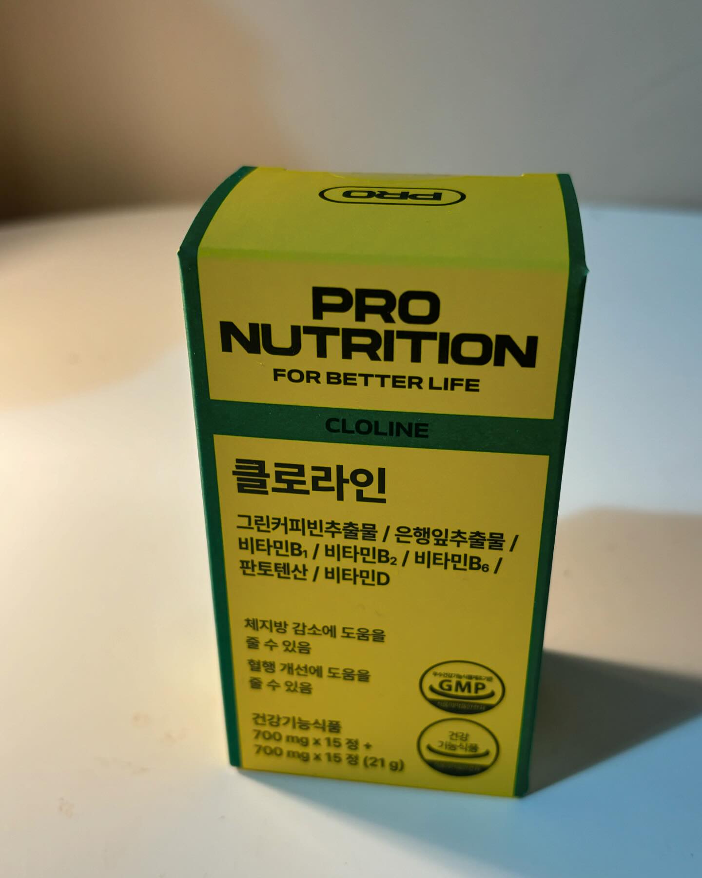#협찬 

프로뉴트리션 클로라인
체지방감소, 혈행개선, 
식약처 기능성 인정 제품😘

앉아서 일하는 직업이라 
혈액순환이 잘 되지 않고 
퇴근시간만 되면 다리가 붓는게 고민이라서 
혈행개선에 도움을 줄 수 있는 제품을 찾다가 발견한
프로뉴트리션 클로라인😀😀

그린커피빈이 함유되어있어 
체지방 감소에 도움을 줄 수 있어요
​
그린커피빈 60일 섭취 후 체중감소와 
지방량 대비 근육량 비율이 
증가했다는 연구결과도 있다고 해요🩷🩷

로스팅하지 않은 생두를 사용하여 
체지방 감소 기능성분인 클로로겐산을
로스팅원두 대비 21배 많이 함유하고있어요!
​
게다가 카페인은 최대 섭취 권고량의 
약 0.6%에 해당하는 낮은 함량으로 
안심하고 먹을 수 있답니다💚

은행잎추출물은 혈행개선에 도움을
줄 수 있는데 1일 영양성분 기준치 
100%를 함유하고 있어요:)

ptp 캡슐 포장으로 언제 어디서나 
간편하고 쉽게 섭취할 수 있다 
​
초록색 정, 노란색 정이 
각각 체지방감소와 혈행개선 기능성을
가지고 있어서 따로 섭취도 가능해요😍😍

에너지 생성을 위한 기능성 영양소인
비타민b1, 비타민b2, 비타민b6, 
판토텐산, 비타민d도 함유되어있어서 
활력도 챙길 수 있어요:)

빠지지 않는 살이 고민인 분
굶지 않는 건강한 다이어트를 하고싶은분
탄탄한 라인관리가 필요한 분
다이어트 정체기가 고민인 분들에게 추천해용😝😝

구매링크
https://pronutrition.co.kr/product/detail.html?product_no=27&cate_no=1&display_group=2

​
​협찬 #프로뉴트리션 #프로뉴트리션클로라인 #프로뉴트리션다이어트보조제 #혈행개선 #다이어트정체기원인 #다이어트보조제추천 #다이어트영양제추천 #혈액순환 #군살다이어트 #셀룰라이트관리 

​

​
​

​

​