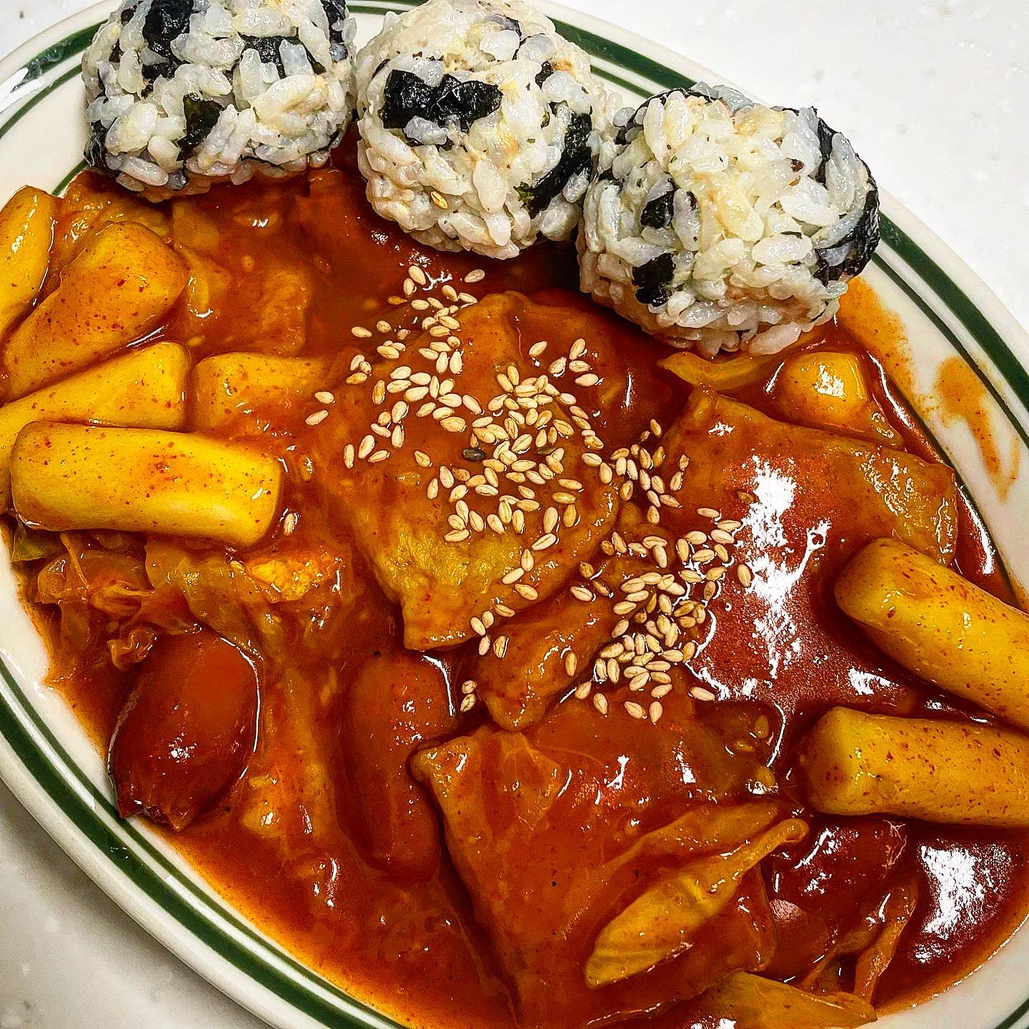 #협찬 #현타떡볶이 #떡볶이

현타올 땐 현타 떡볶이😋

떡볶이를 너무 사랑하는 사람으로서 주기적으로 꼭 시켜먹는데 집에 재 놓으니 배달 기다리지 않아도되고 전자렌지에 호로록 돌려 먹으니 넘 간편했다.

편의점 떡볶이는 약간 얄구진 작은 사이즈에 어묵없이 떡만 들어있는 것도 있는데 현타 떡볶이는 떡이랑 어묵이랑 같이 있었다. 떡도 쫄깃했는데 어묵이 도톰한게 진짜 맛있었음ㅠㅠ 알고보니 고래사 어묵에서 나온 어묵이라 밀가루 냄새도 안나고 채고🤤

아 그리고 국물? 양념이 넉넉해서 라면사리나 소시지, 야채들을 넣어 먹어도 충분했다. 나는 양배추랑 비엔나소시지 추가하고 주먹밥 만들어서 같이 먹었는데 크 조합이〰️〰️👍🏻

아 매운 맛 정도는 진짜 딱 스트레스풀리는 맛이라 먹다보면 나도 모르게 스읍스읍거리고 있었다. 맛있게 매운 맛이라 또 생각날 듯!

밥끼24브랜드에서 작정하고 만든 시그니처 상품인데 현재 쿠팡에서 주문하면 무료배송으로 구매 가능하다. 나혼족이 즐기기에 딱맞춤 떡볶이에 어묵도 낭낭하게 들어있어 술안주로도 추천‼️ 

📍가격 
✔️현타떡볶이 5개입 : 18,900원

#먹뽀N #떡볶이 #매운떡볶이 #쿠팡떡볶이 #떡볶이밀키트 #캠핑떡볶이 #1인떡볶이 #떡볶이추천 #현타떡볶이 #떡볶이맛집 #떡볶이그램 #분식 #먹팔 #맞팔 #먹스타그램