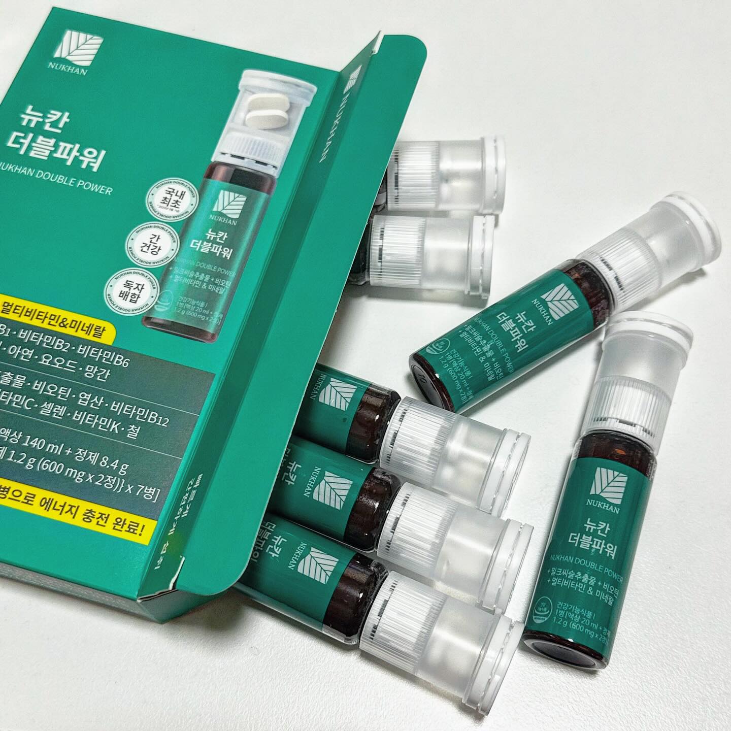 #협찬 이지만
찐으로 #내돈내산 해서 먹고 있는 #뉴칸더블파워
300만개 이상 팔린 찐추천템이다. 

웬만한 멀티비타민 다 먹어봤지만 변화가 없다고 느꼈었는데
이유는 밀크씨슬이었다. 

올리브영 실시간랭킹 1위도 했었던 뉴칸 더블파워는
피로 특화 성분인 밀크씨슬 + 비타민 B8종 + 멀티비타민이 함유된
액상형 멀티비타민이다. 

피로함을 자주 느꼈던 나는 밀크씨슬을 먹은 이후로
피로함이 정말 많이 나아졌는데
뉴칸 더블파워는 간편하게 비타민까지 챙길 수 있어서 최고..

일일 섭취 최대 함량인 밀크씨슬 130mg을 함유하고 있고
알약과 액상으로 흡수율이 빨라 빠르게 에너지 회복 하기 최적이다. 

일반적인 멀티비타민은 너무 시거나 맛이 쎄서
매일 먹기 부담스러웠던 감이 있는데
뉴칸 더블파워는 유자맛으로 맛도 강하지 않아서
물 없이 액상만으로도 먹기 편하다. 

실제로 5개월치 주문해서 사무실에 두고 먹는중이다. 
(맨 마지막에 내돈내산 사무실 뉴칸 인증 있음!)
협찬받기 전에 구매해 먹기 시작해서 지금까지 한 박스 반째 먹는 중인데
다 먹으면 재구매할 예정인 만큼 찐으로 추천하는 멀티비타민!

#3월올영세일 #올리브영세일 #올리브영추천템 #샷비타민 #액상비타민 #꿀템 #띵템 #올영랭킹1위 #꿀템추천