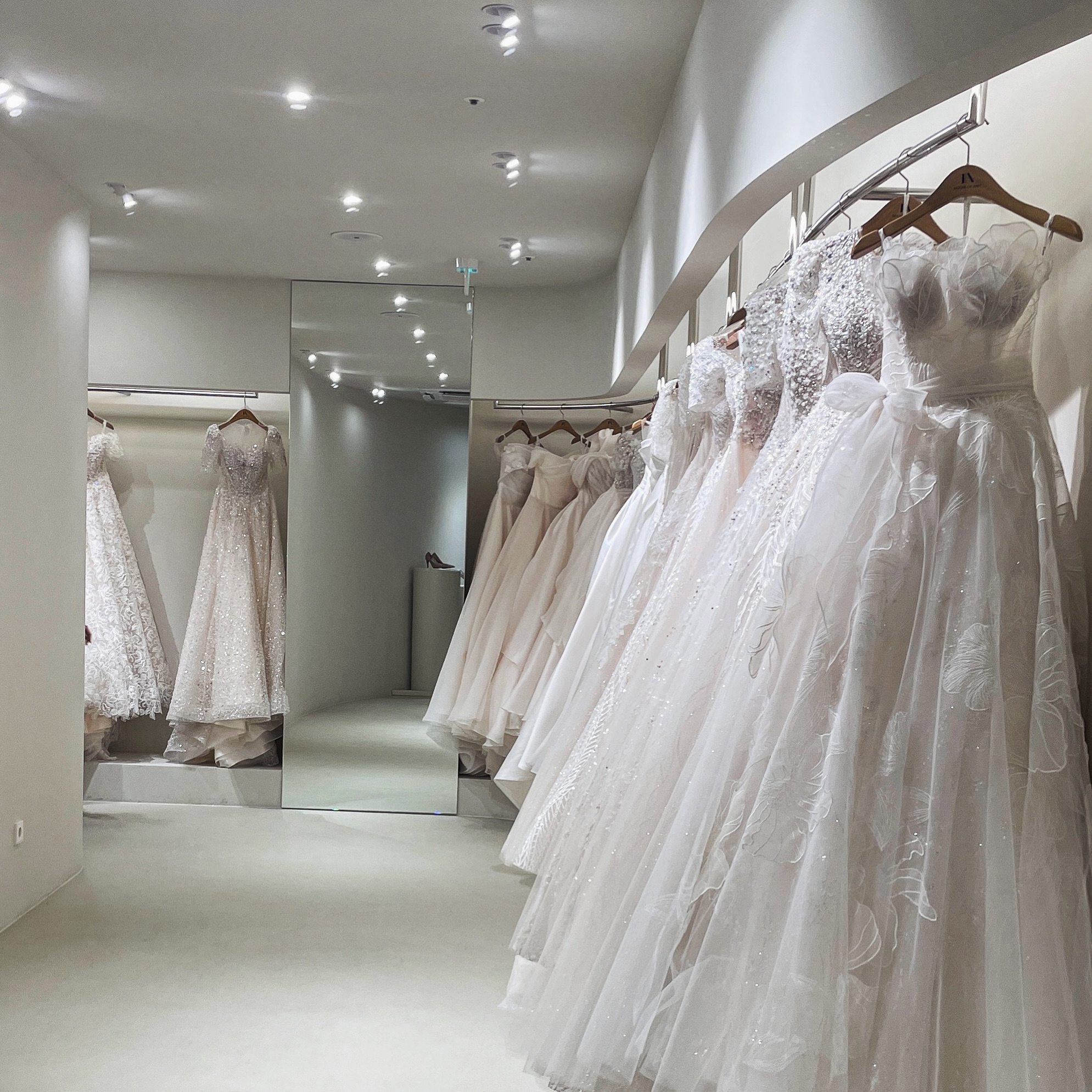 ⠀
두번째 드레스투어!
드레스 입을 때마다 새롭고 짜릿해♥️

direct.wedding #다이렉트결혼준비 카페 가입하시고 추천인 : [저미지] 입력하시면 현금처럼 사용가능한 30,000포인트 지급! 다이렉트 카페에서 혜택 풍성한 결혼 함께 준비해요 🤍😉
⠀
#드레스피팅 #드레스투어 #드투 #다이렉트웨딩준비 #티아라