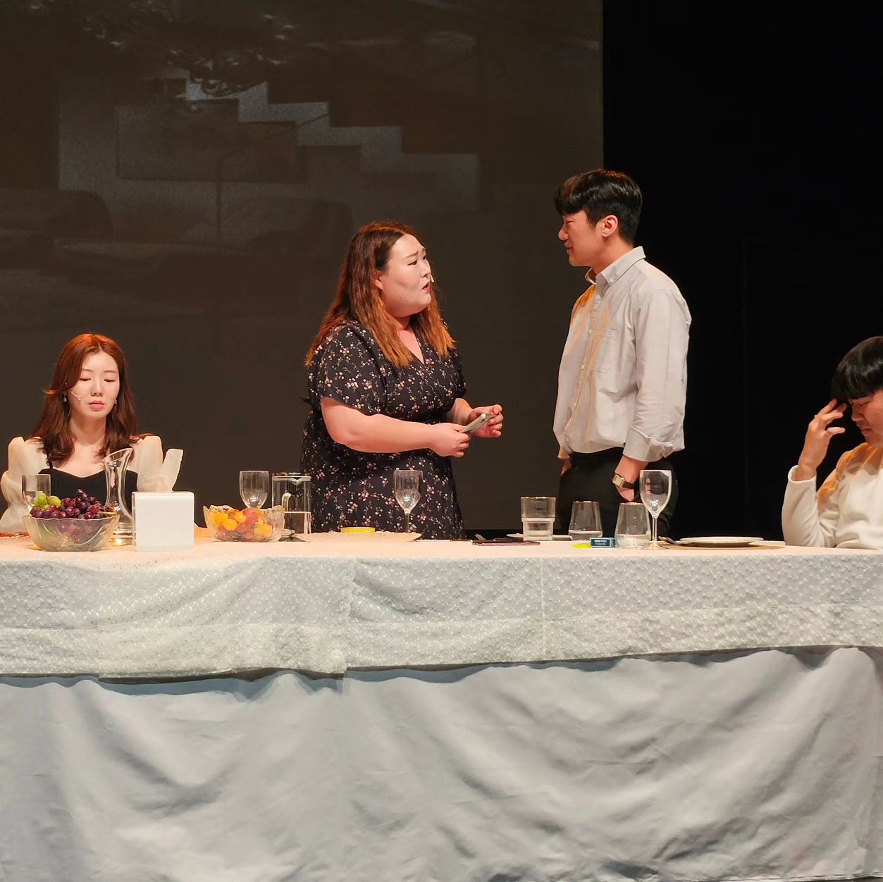정말 순식간에 지나갔다.

입봉 이후 10년 만에 연극이었으니
뮤지컬 할때와는 또 다를 부담감과 걱정들이 있었다.

정말 하고싶었던 배역으로 
무대에 서는 일이 또 언제 가능할까ㅎㅎ

이번 공연은 여러 의미로 나에게는 감동이었다.

서로를 믿고 의지해서 공연 까지 잘 올린 우리 애매한 타인 팀
팜플렛에 앙상블이 아닌 처음으로 배역이름이 옆에 적혀 올라가고
무대전환 의상체인지 없이 저 테이블 안에서만 이루어지는
많은 일들을 어떻게 하면 지루하지 않게 전달할지
수많은 고민끝에 결과는 잘 나온것 같다.

이번1년 정도는 쉴것 같다고 이야기했는데
생각해보면 쉬고싶진 않은것 같다 

이사에 치과에 다른것들 안에서 시간이 주어지길

#셀피#self #요즘 #럽스타 #부부스타그램
#럽스타그램 #럽스타그램❤️ #럽스타그램💕 #신혼부부 #신혼부부일상  #selfcamera  #셀스타그램 #셀카그램 #셀카  #데일리 #일스타그램 #일상스타그램 #일상 #daily #26살 #곧27살  #2023년 #맞팔 #선팔 #뮤지컬 #소통#배우 #연극
ha_neul_0724